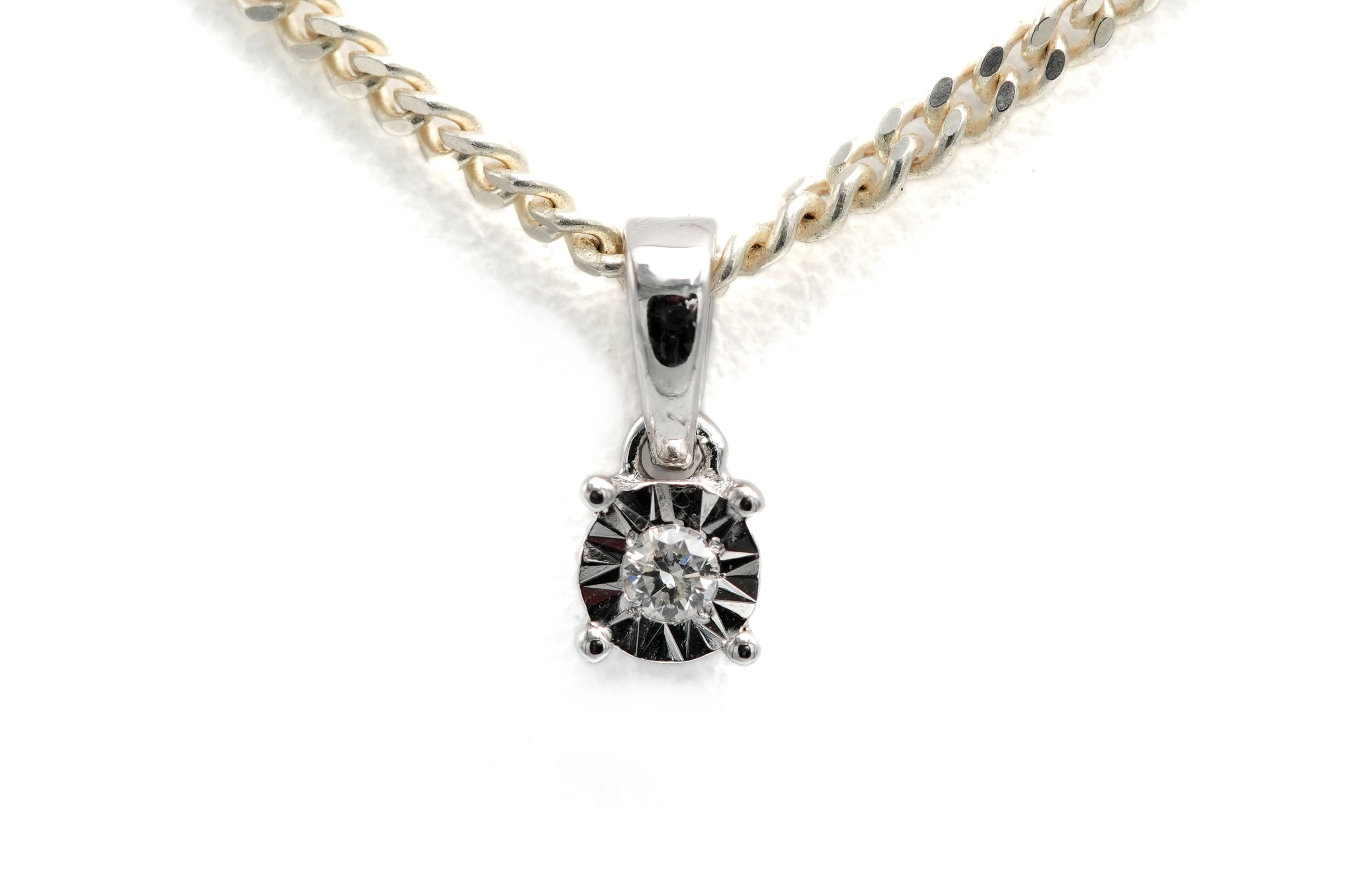 Pendentif contemporain en or blanc 18 carats serti d'un diamant "taille" brillant (+-0.014ct) - - 1