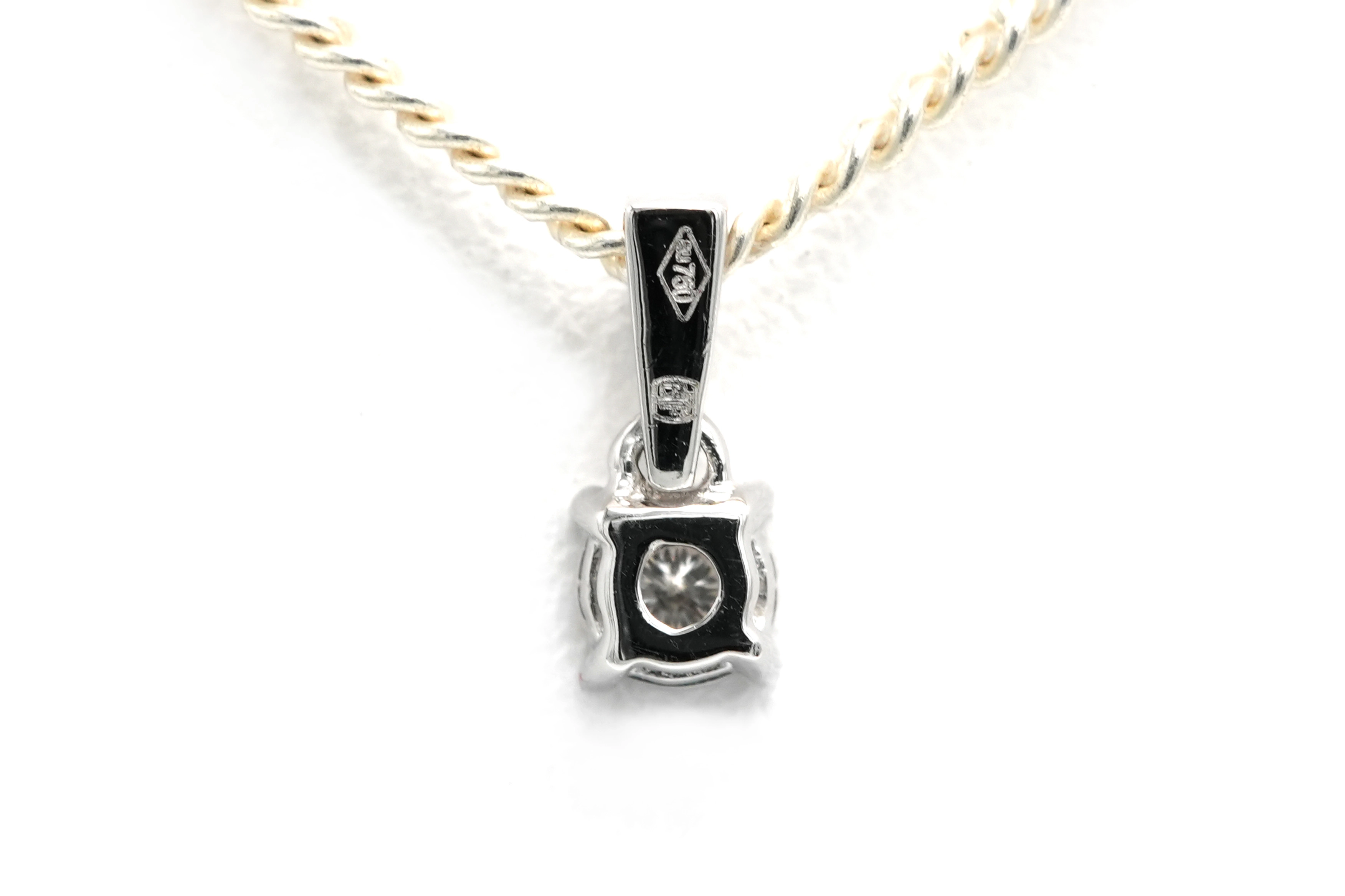 Pendentif contemporain en or blanc 18 carats serti d'un diamant "taille" brillant (+-0.014ct) - 4