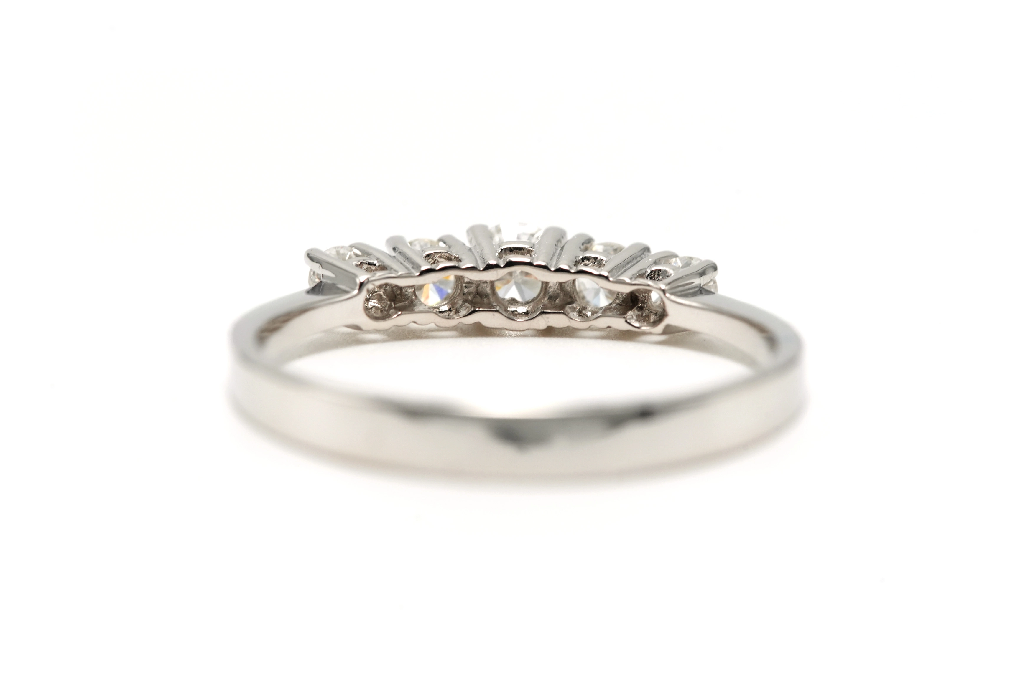 Bague contemporaine en or blanc 18 carats sertie de diamants "taille" brillant (+-0.48ct) - 4