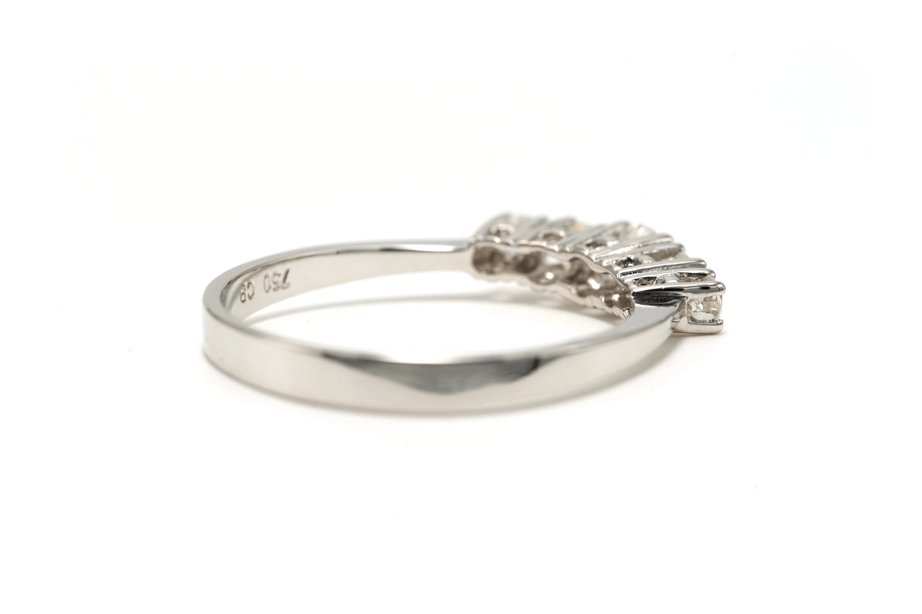 Bague contemporaine en or blanc 18 carats sertie de diamants "taille" brillant (+-0.48ct) - 5