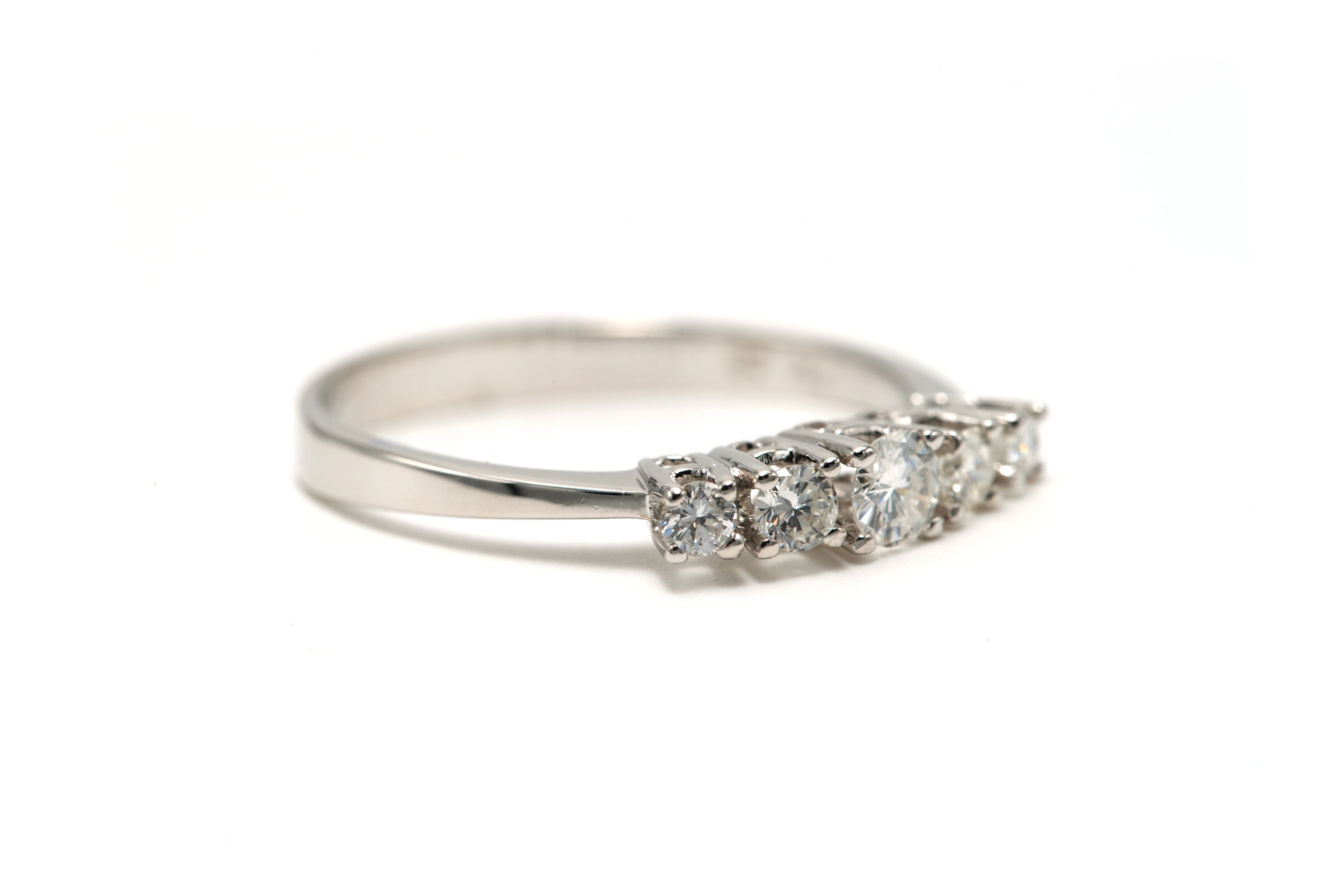 Bague contemporaine en or blanc 18 carats sertie de diamants "taille" brillant (+-0.48ct) - - 6