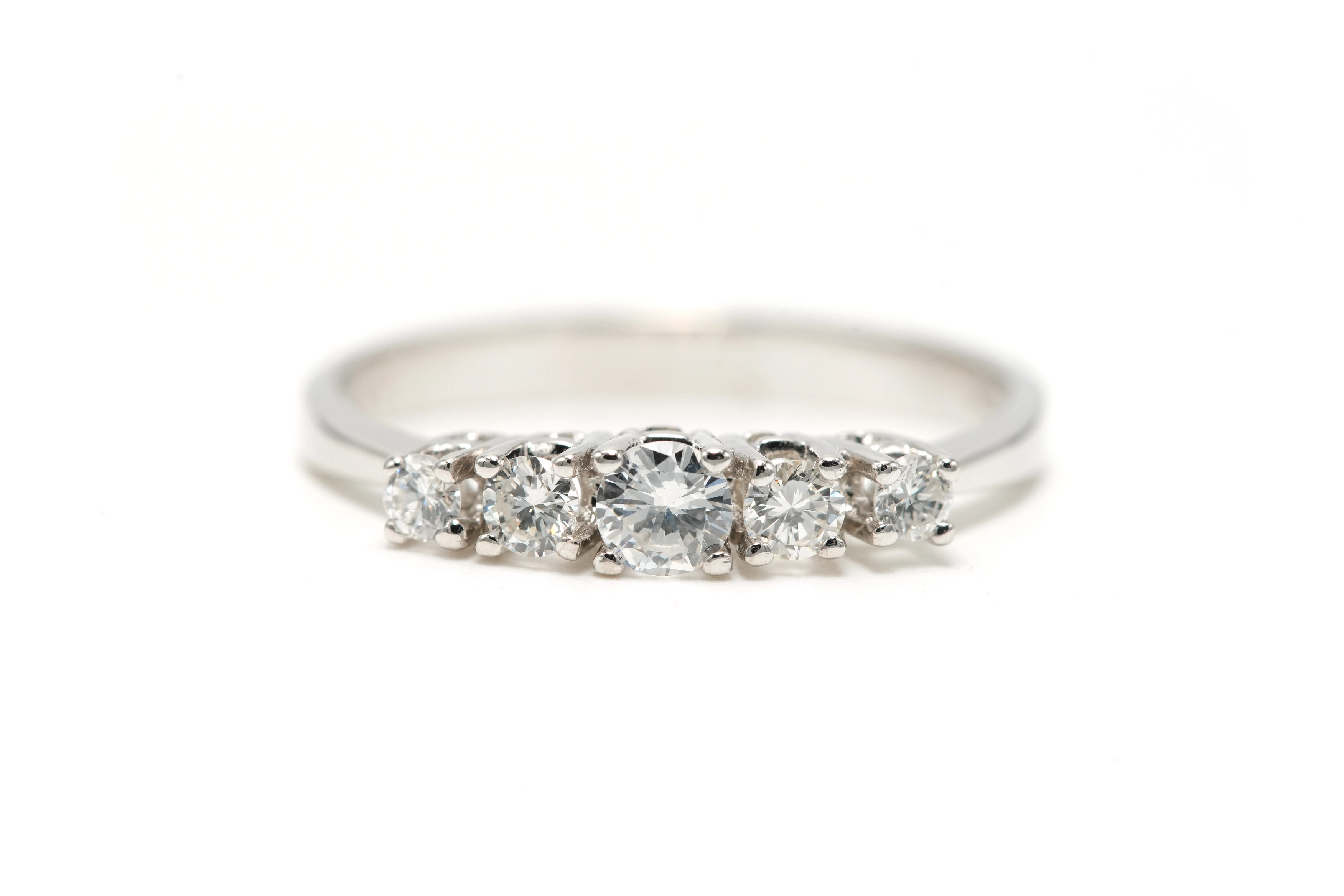 Bague contemporaine en or blanc 18 carats sertie de diamants "taille" brillant (+-0.48ct) - - 1