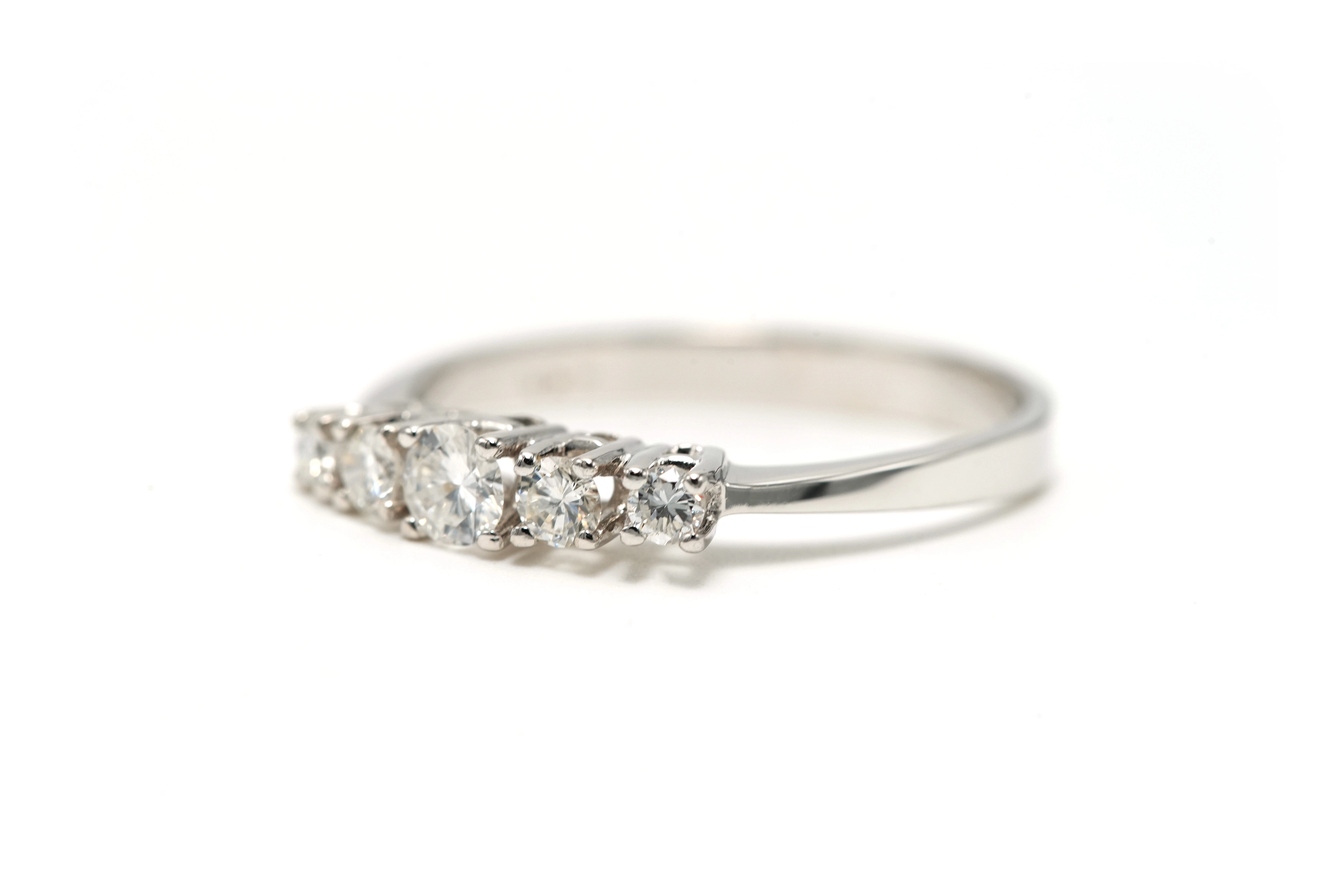 Bague contemporaine en or blanc 18 carats sertie de diamants "taille" brillant (+-0.48ct) - - 2