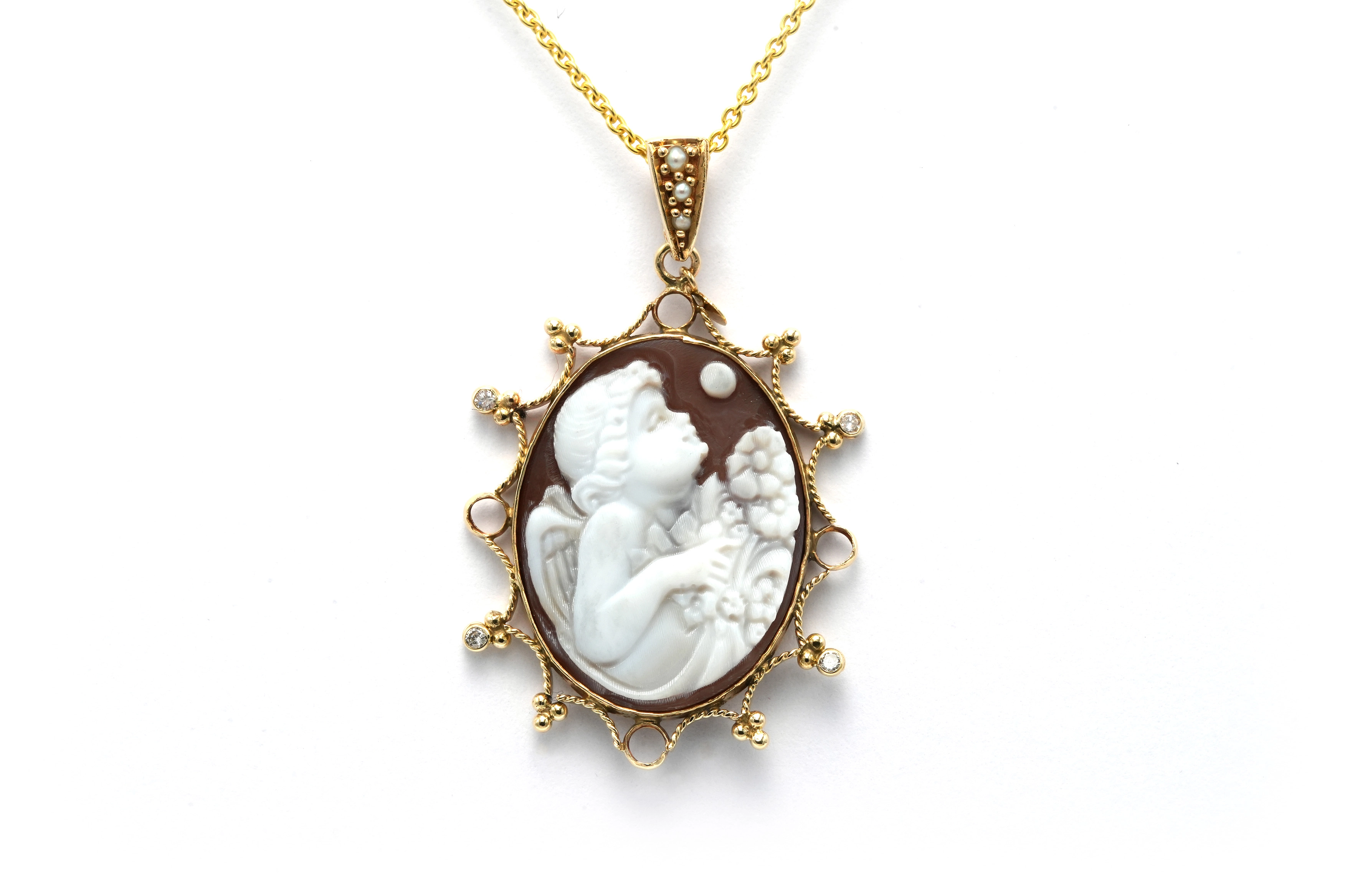 Pendentif Art Déco en or jaune 18 carats serti de perles, d'un camée coquillage et de diamants "taille" brillant (+-0.028ct) - 
