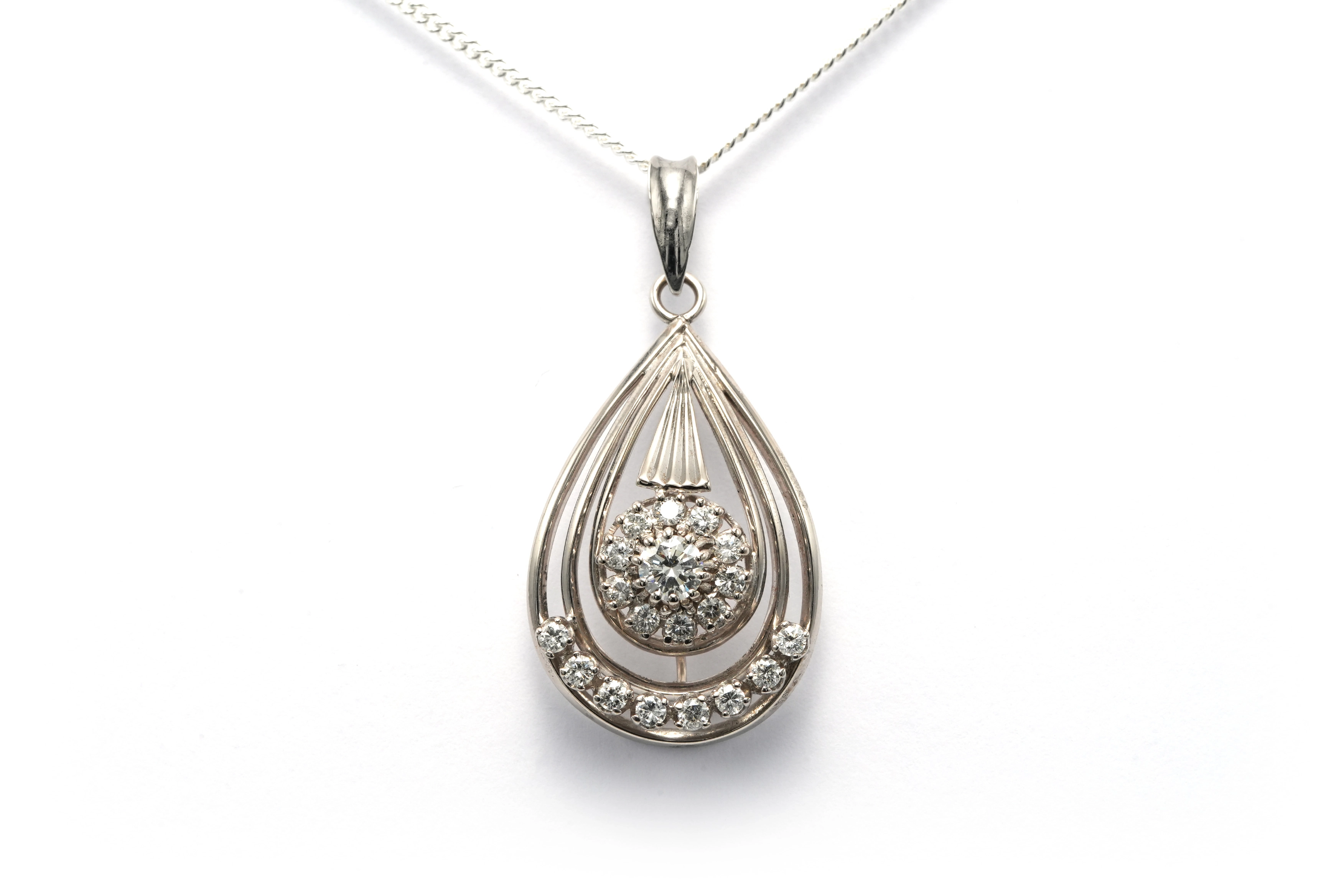 Pendentif Art Déco en or blanc 18 carats serti de diamants "taille" brillant (+-0.97ct) - - 1