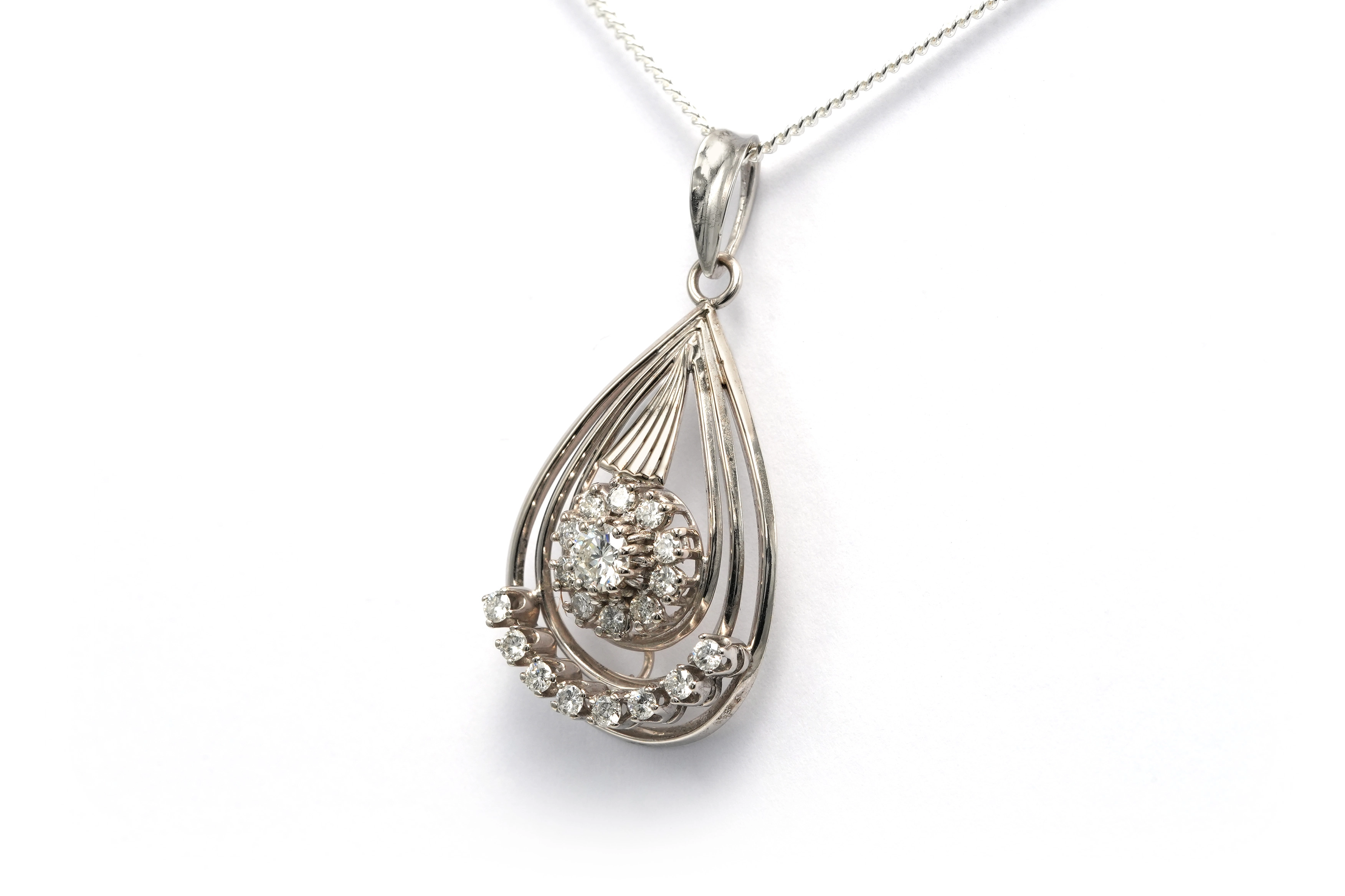 Pendentif Art Déco en or blanc 18 carats serti de diamants "taille" brillant (+-0.97ct) - - 2