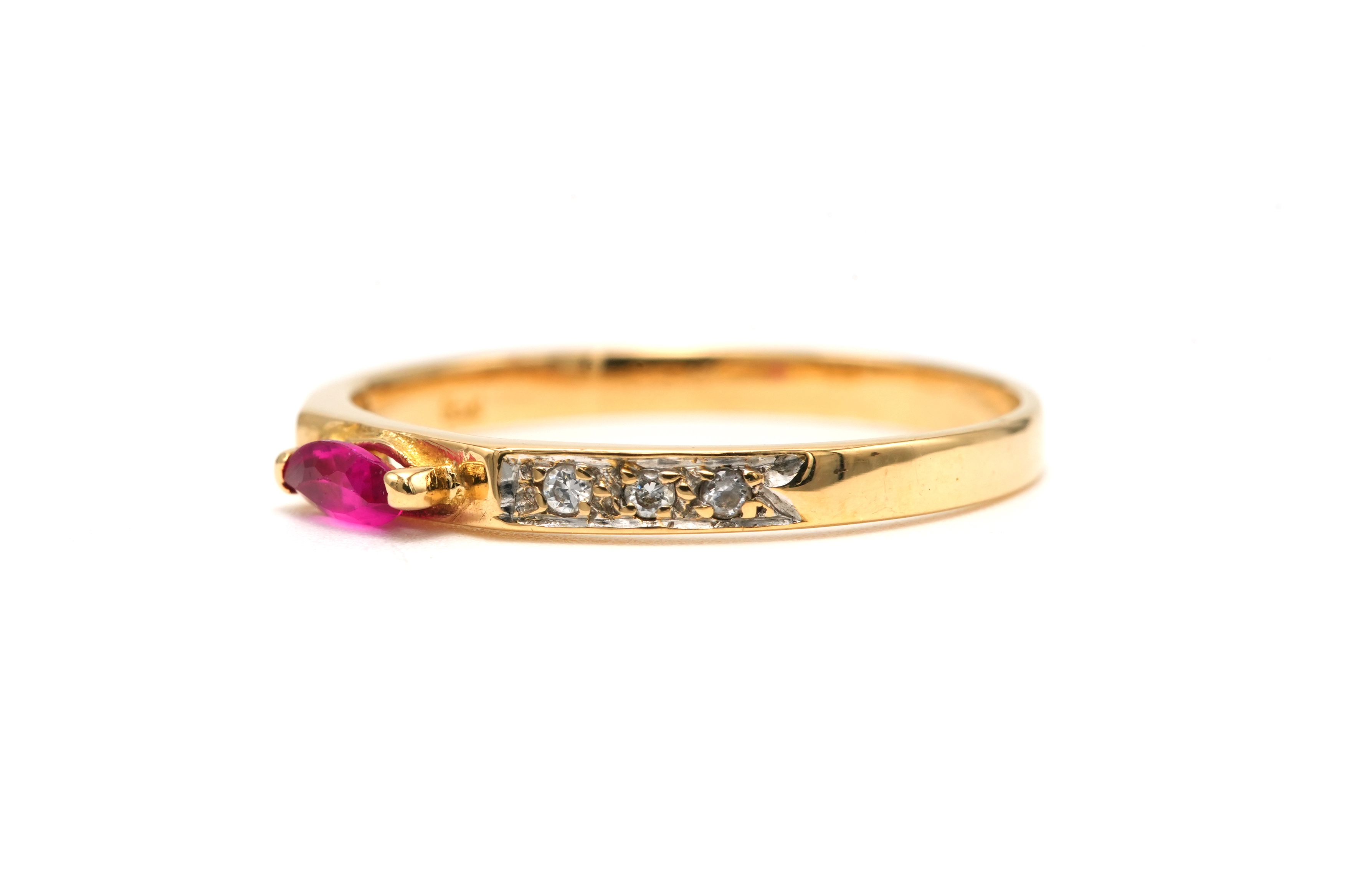 Bague contemporaine en or jaune 18 carats sertie d'un rubis et de diamants "taille" brillant (+-0.042ct) - 2