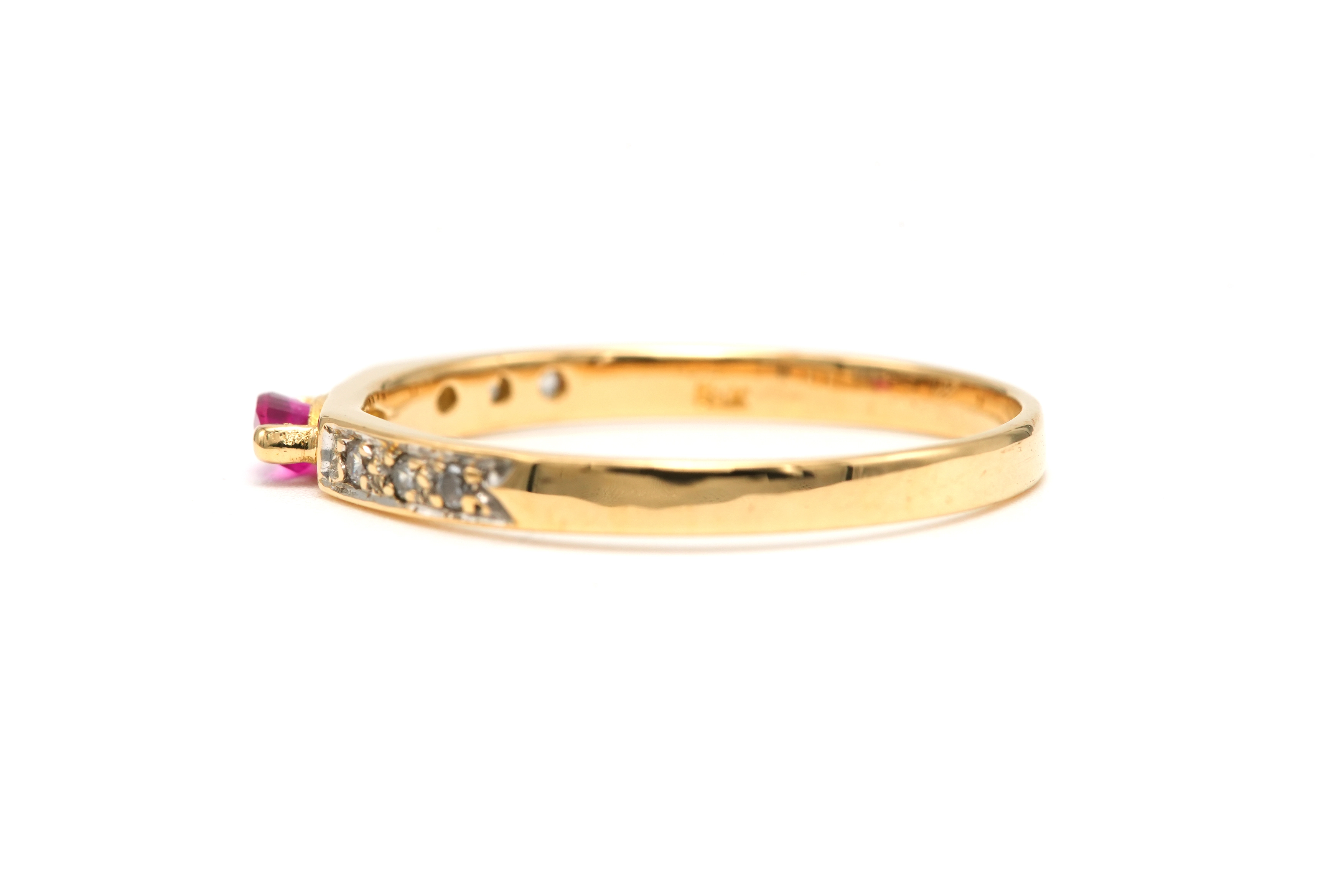 Bague contemporaine en or jaune 18 carats sertie d'un rubis et de diamants "taille" brillant (+-0.042ct) - 3