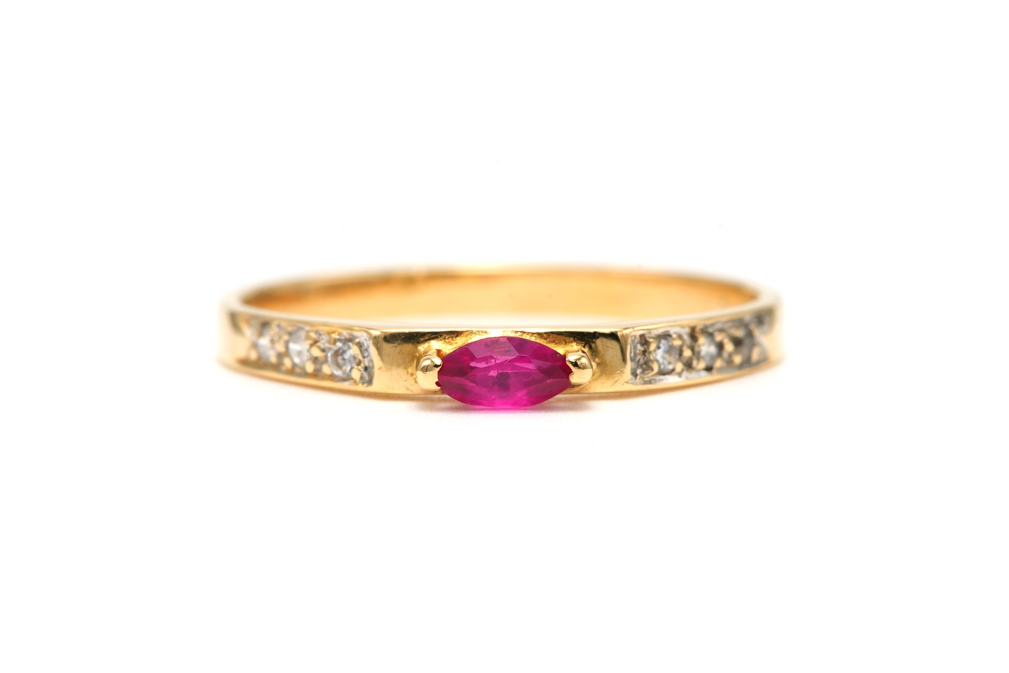 Bague contemporaine en or jaune 18 carats sertie d'un rubis et de diamants "taille" brillant (+-0.042ct) - 1