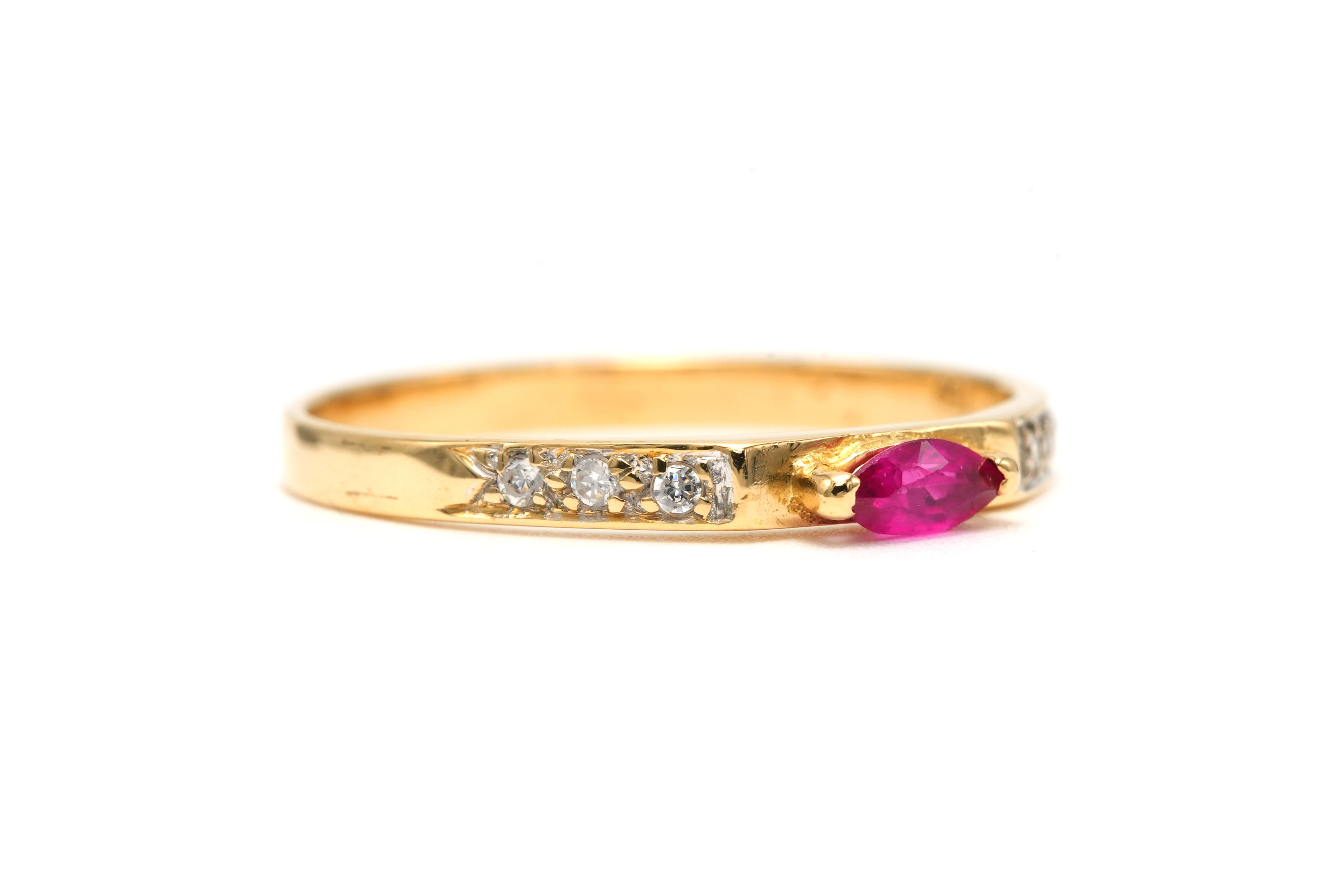 Bague contemporaine en or jaune 18 carats sertie d'un rubis et de diamants "taille" brillant (+-0.042ct) - 6