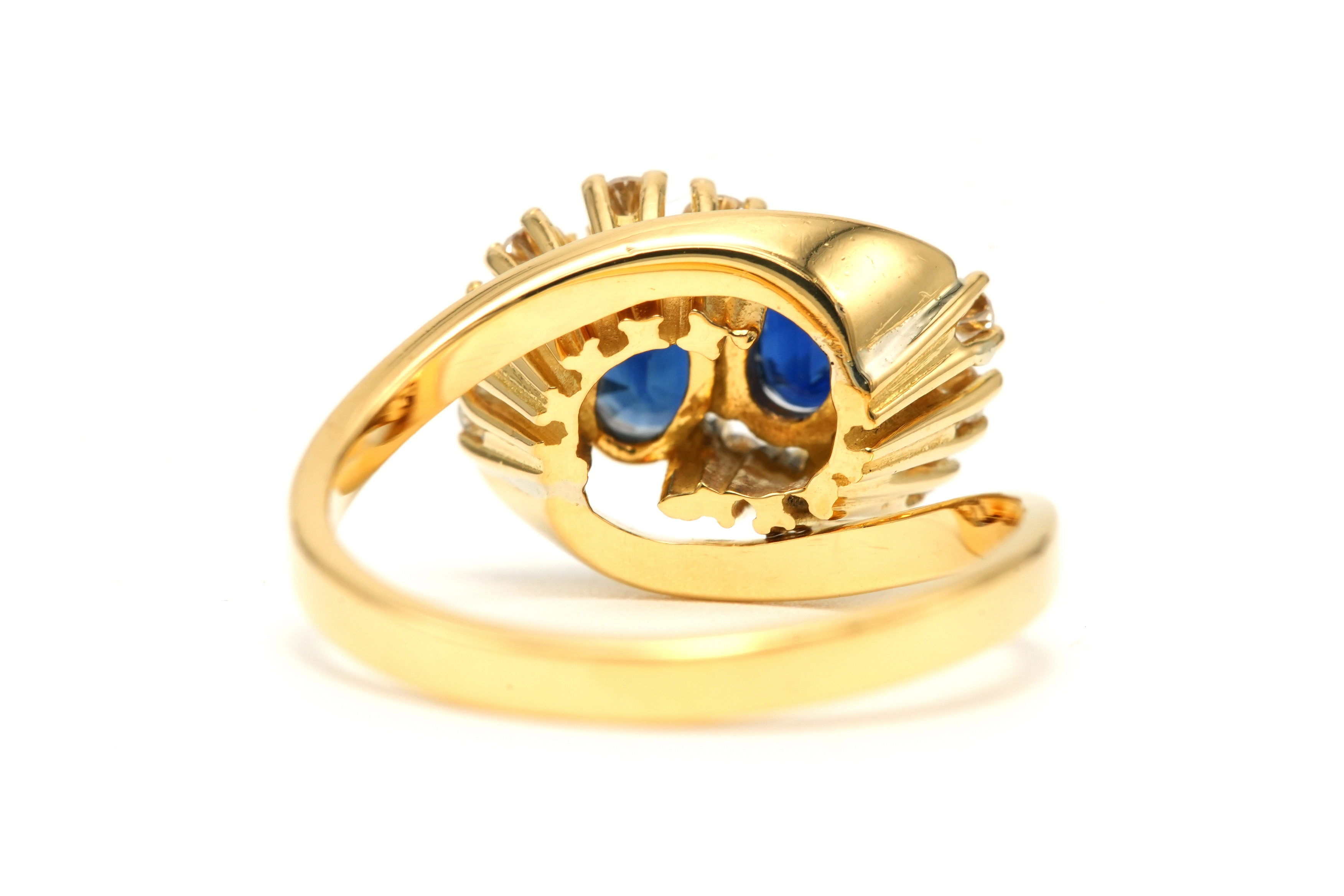 Bague contemporaine en or jaune 18 carats sertie de saphirs et de diamants "taille" brillant (+-0.25ct) - 4