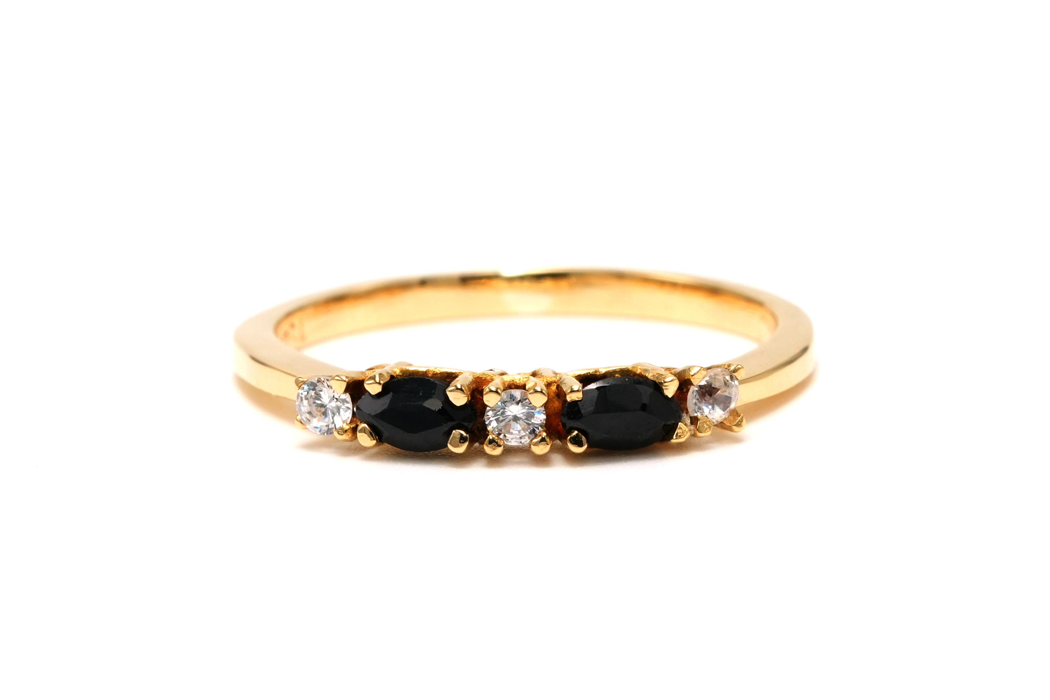 Bague contemporaine en or jaune 18 carats sertie de saphirs et de diamants "taille" brillant (+-0.075ct) - 1