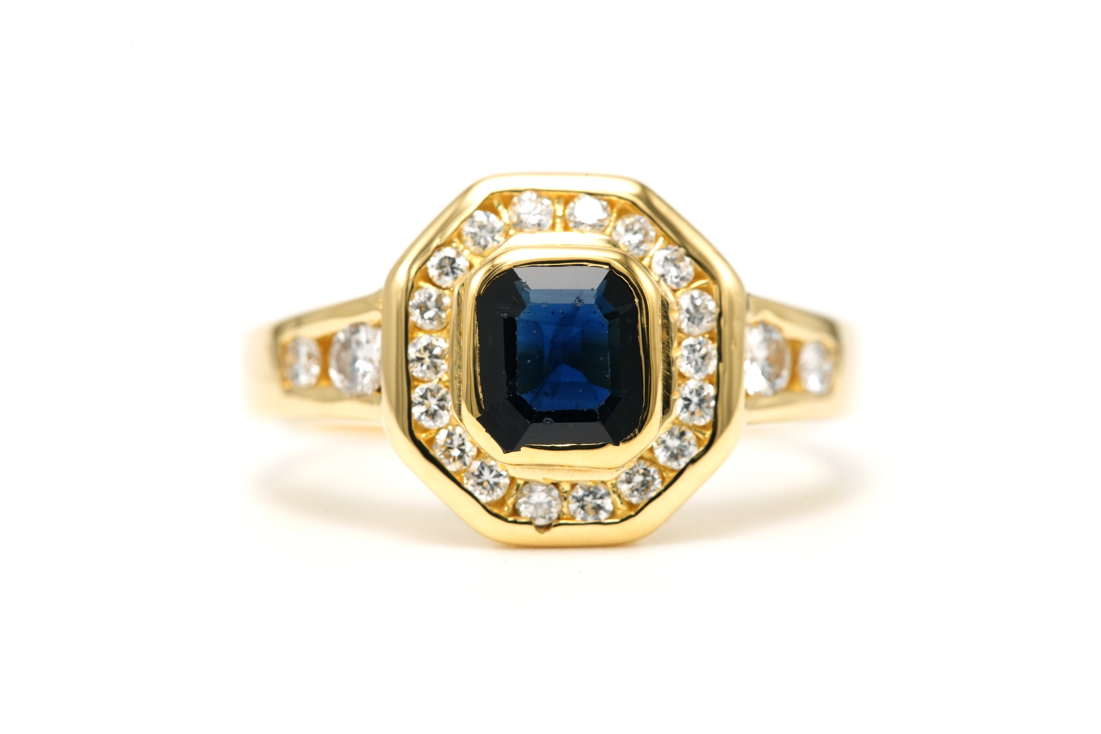 Bague contemporaine en or jaune 18 carats sertie d'un saphir et de diamants "taille" brillant (+-0.294ct) - - 1