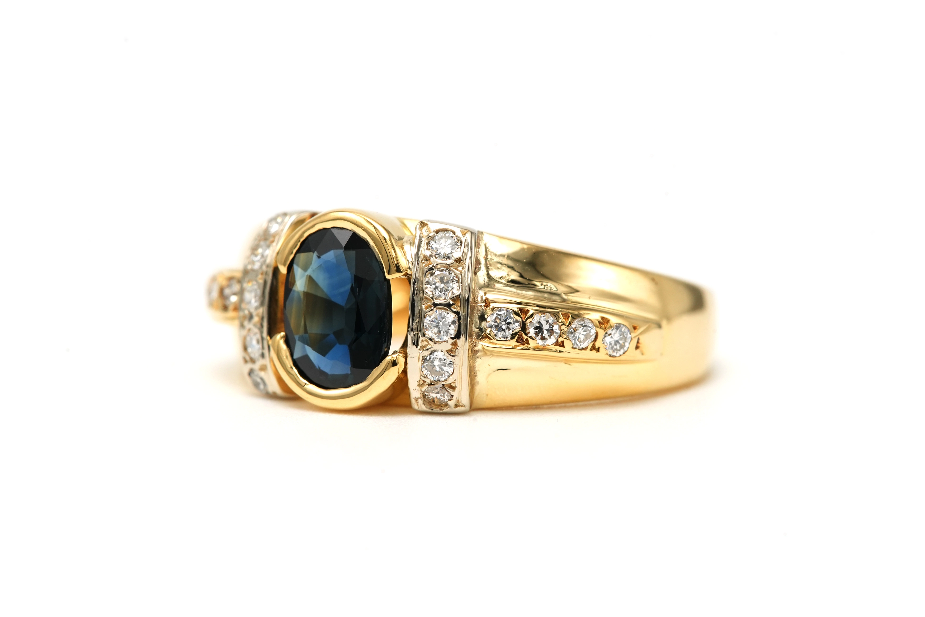 Bague contemporaine en or jaune 18 carats sertie d'un saphir et de diamants "taille" brillant (+-0.18ct) - 2