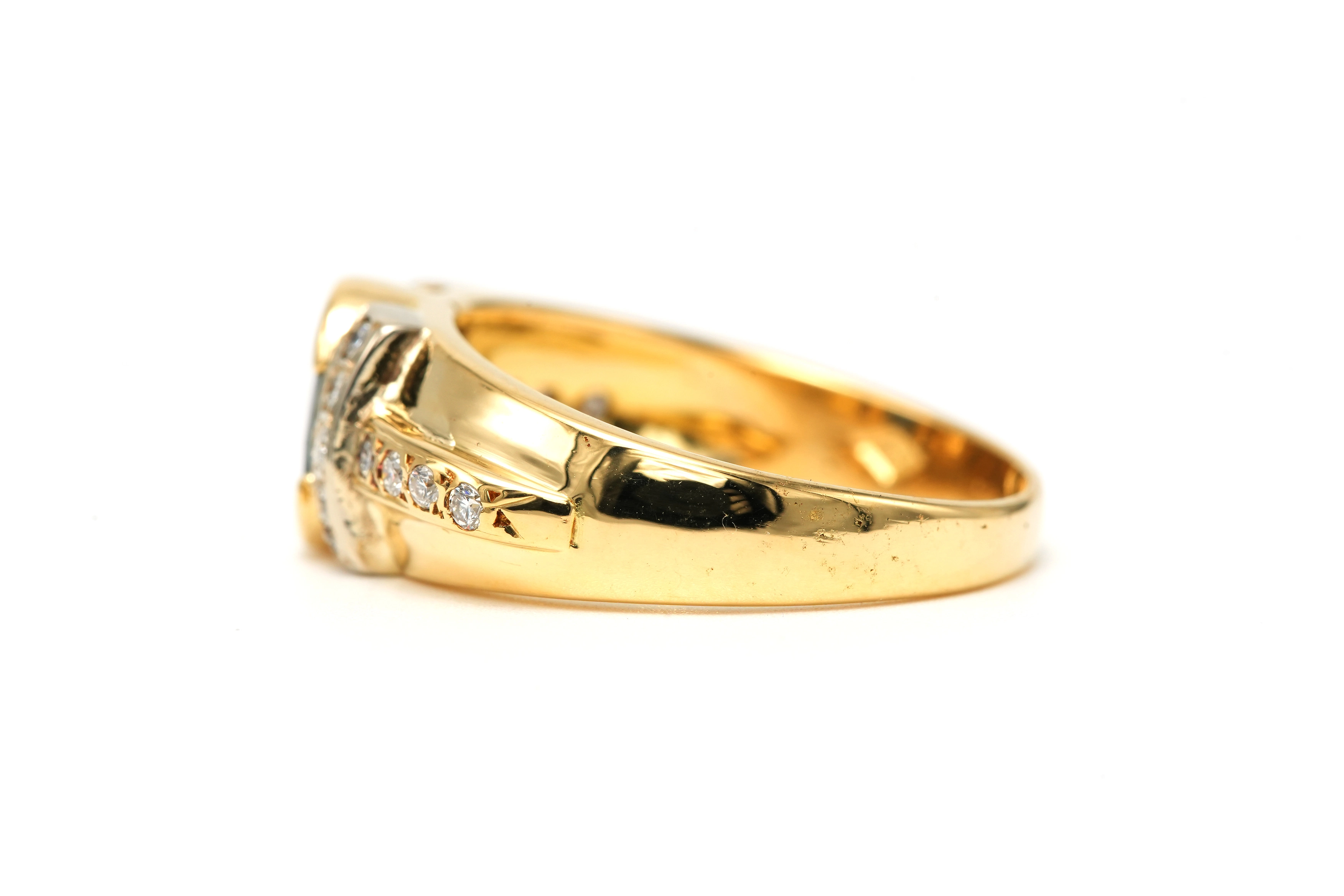 Bague contemporaine en or jaune 18 carats sertie d'un saphir et de diamants "taille" brillant (+-0.18ct) - 3