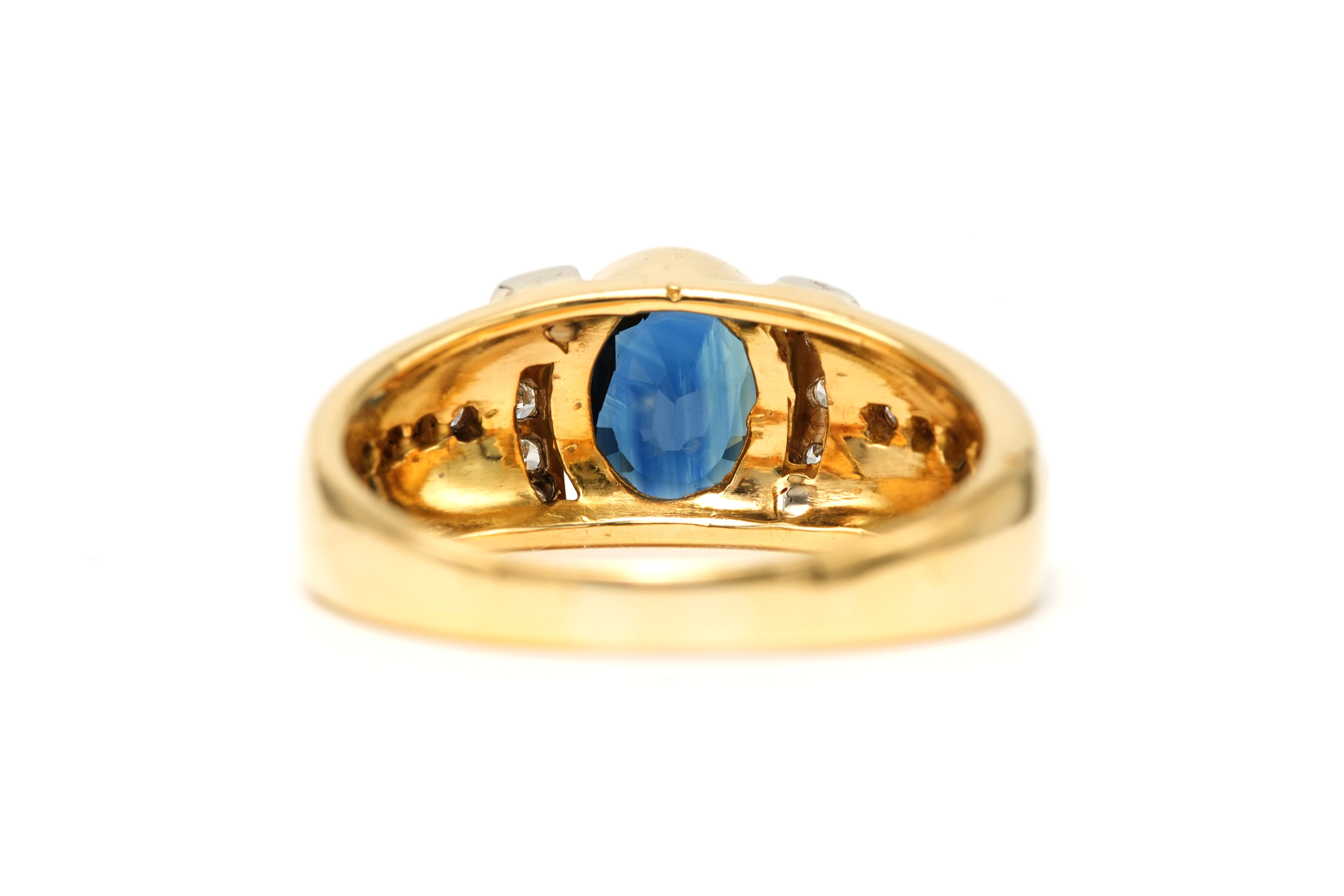 Bague contemporaine en or jaune 18 carats sertie d'un saphir et de diamants "taille" brillant (+-0.18ct) - 4