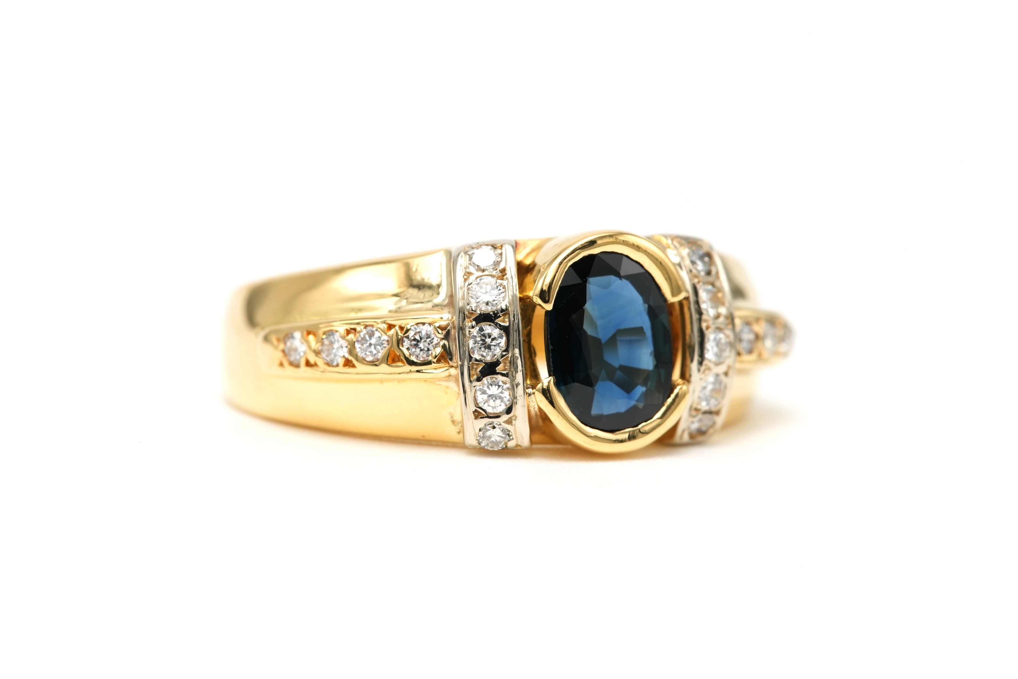Bague contemporaine en or jaune 18 carats sertie d'un saphir et de diamants "taille" brillant (+-0.18ct) - 6