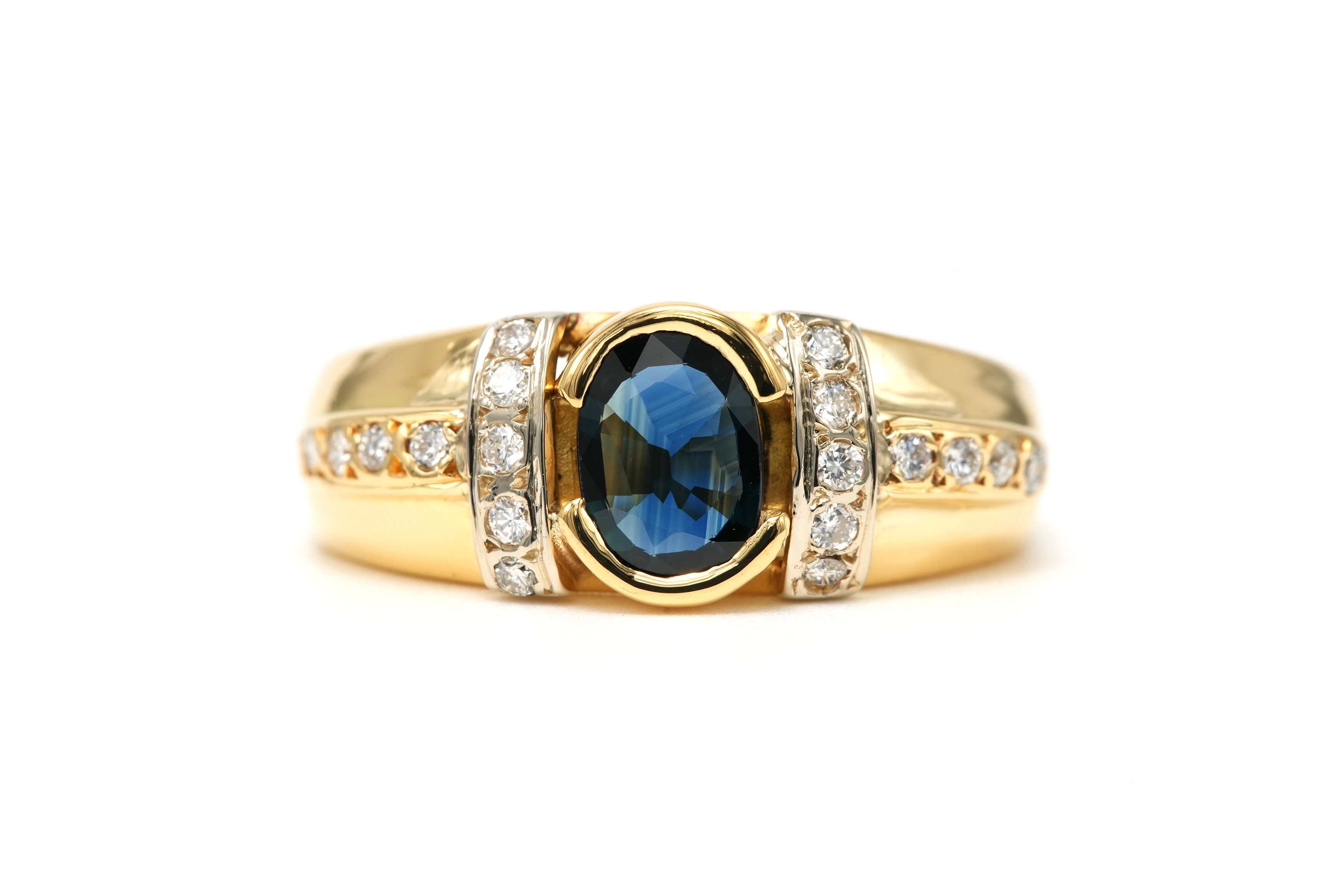 Bague contemporaine en or jaune 18 carats sertie d'un saphir et de diamants "taille" brillant (+-0.18ct) - 1