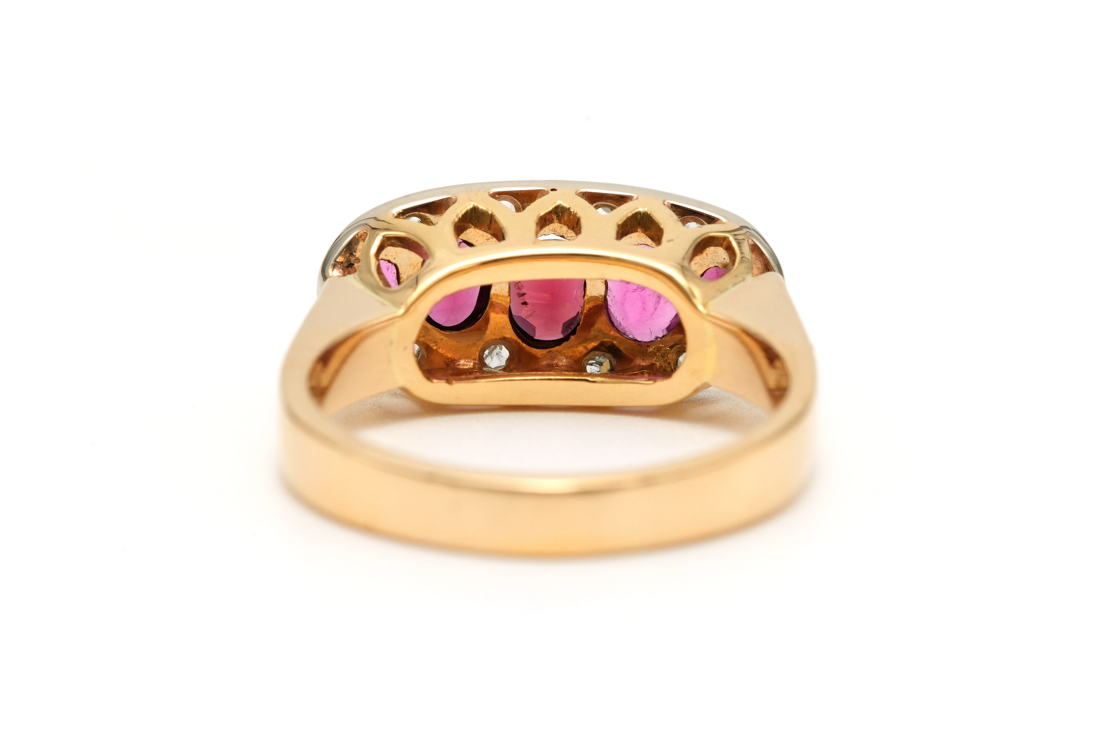 Bague Art Déco en or jaune 18 carats sertie de rubis et de diamants "taille" rose - 4