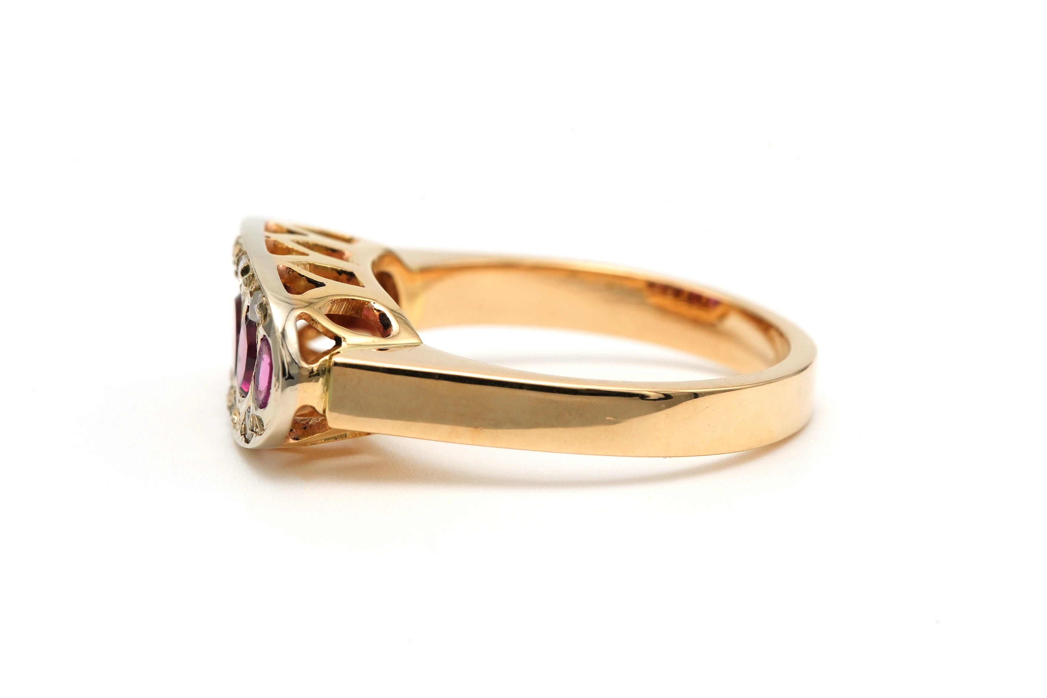 Bague Art Déco en or jaune 18 carats sertie de rubis et de diamants "taille" rose - 3