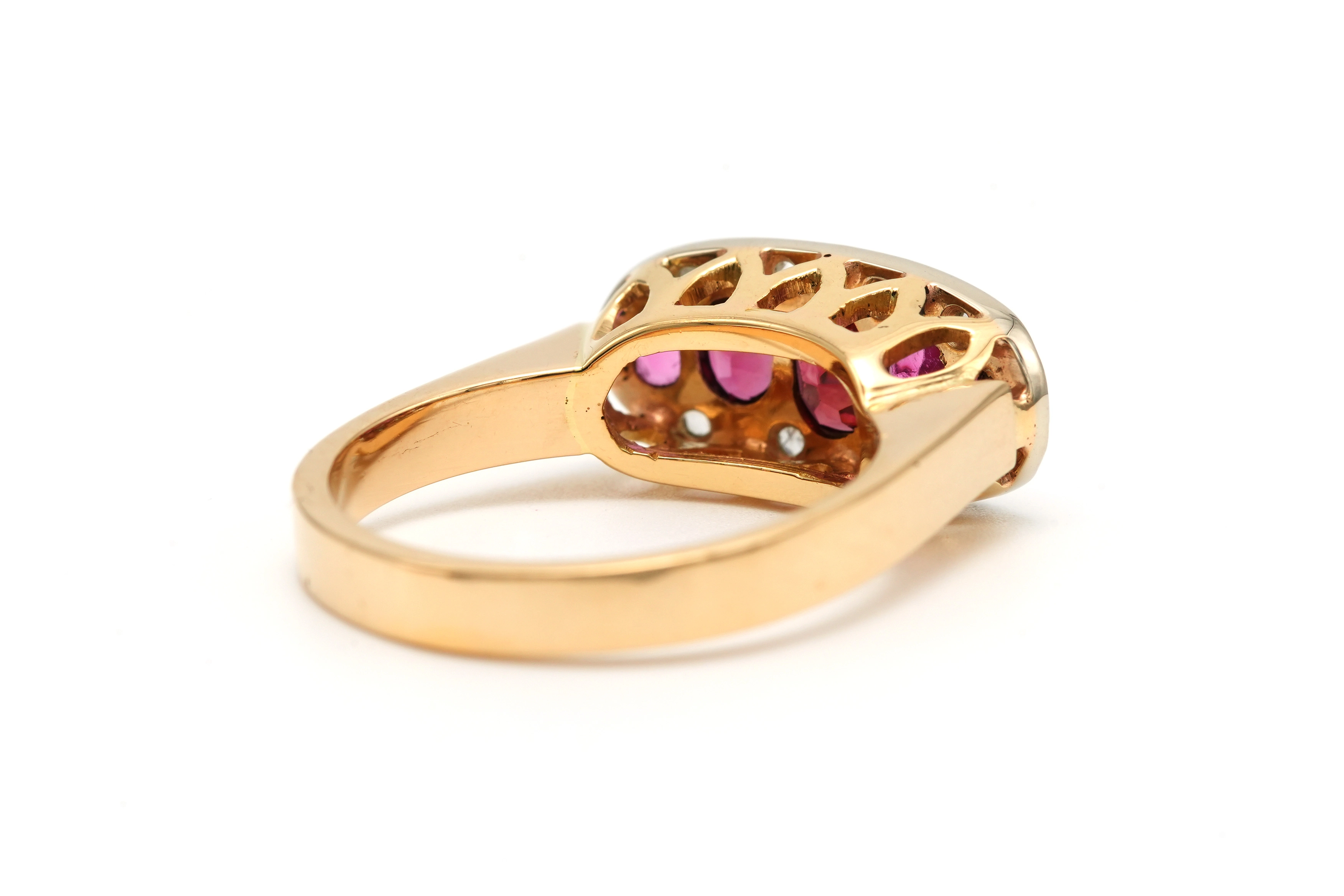 Bague Art Déco en or jaune 18 carats sertie de rubis et de diamants "taille" rose - 5