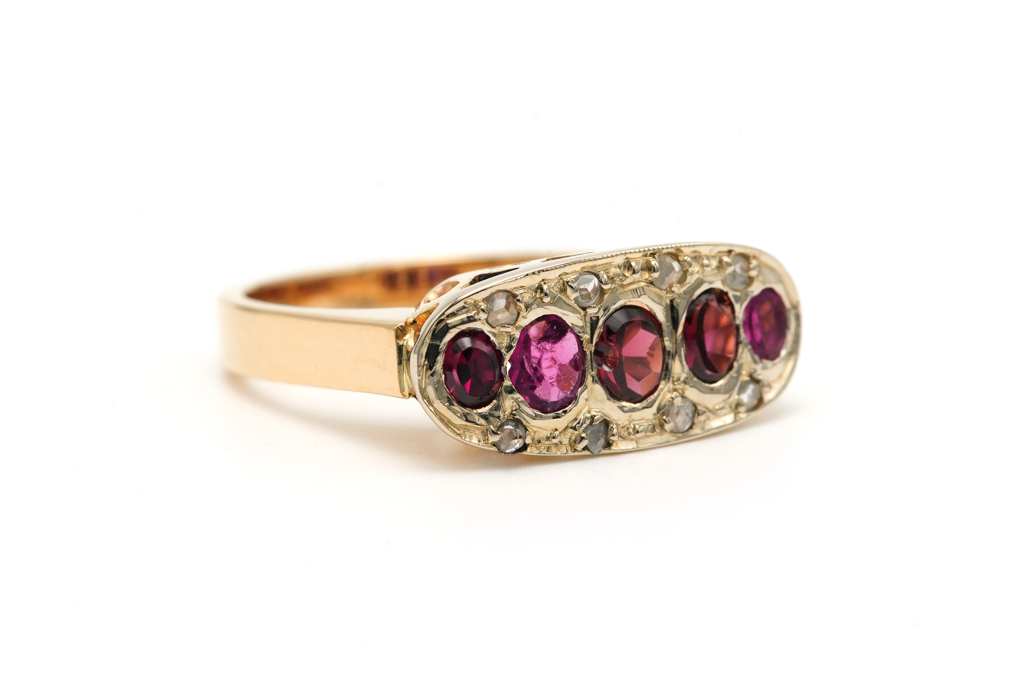 Bague Art Déco en or jaune 18 carats sertie de rubis et de diamants "taille" rose - 6