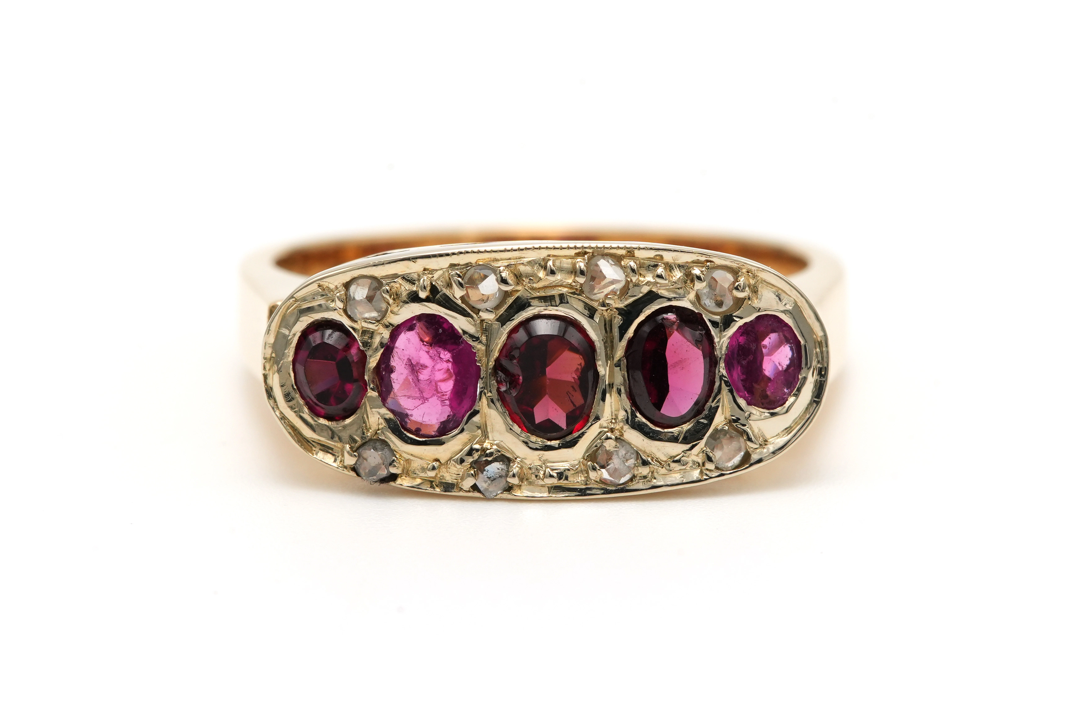 Bague Art Déco en or jaune 18 carats sertie de rubis et de diamants "taille" rose - 1