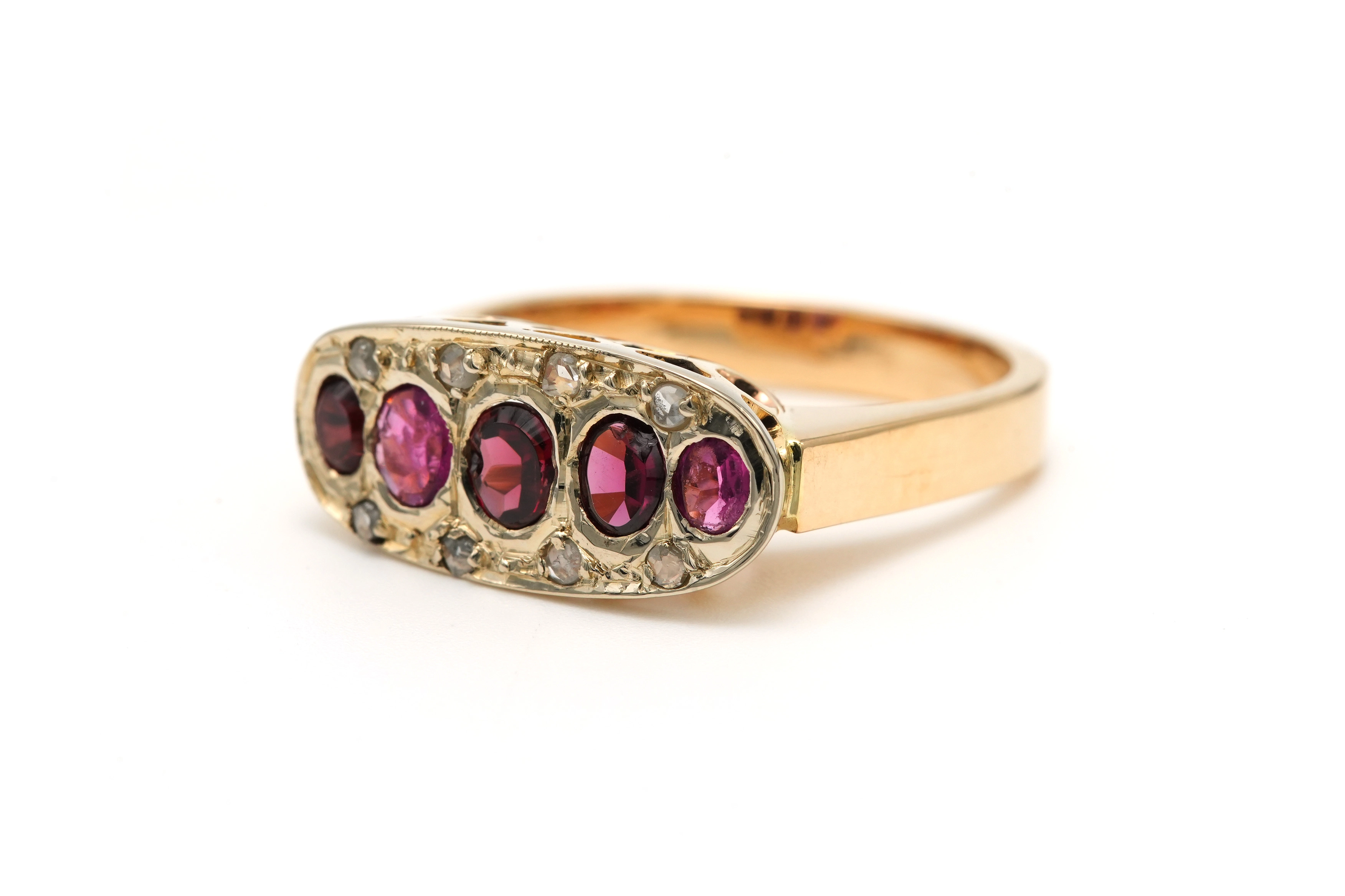 Bague Art Déco en or jaune 18 carats sertie de rubis et de diamants "taille" rose - 2