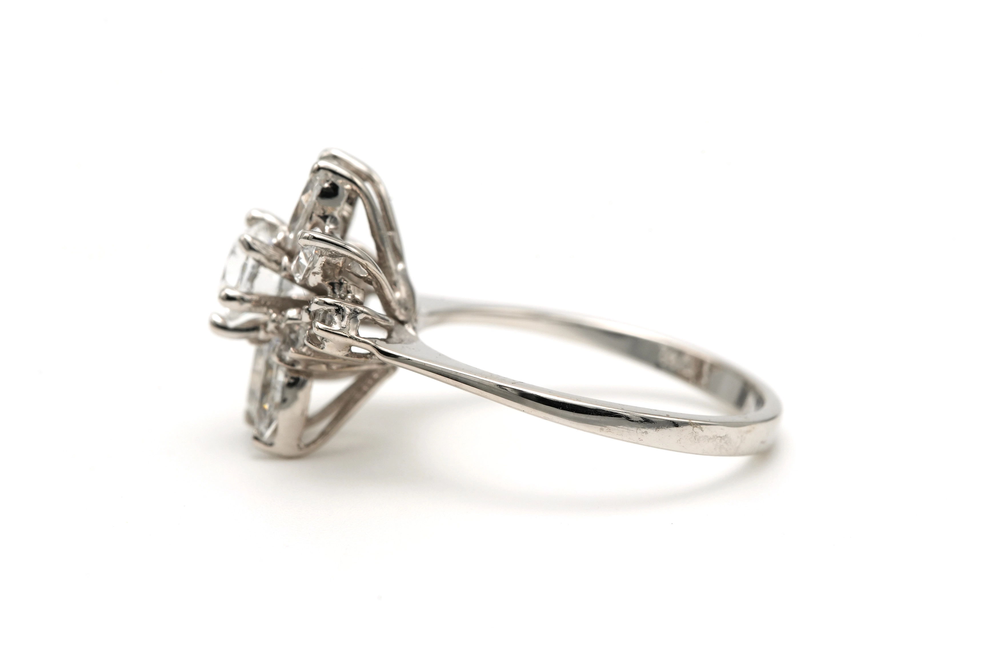 Bague contemporaine en or blanc 14 carats sertie de zirconiums - - 3