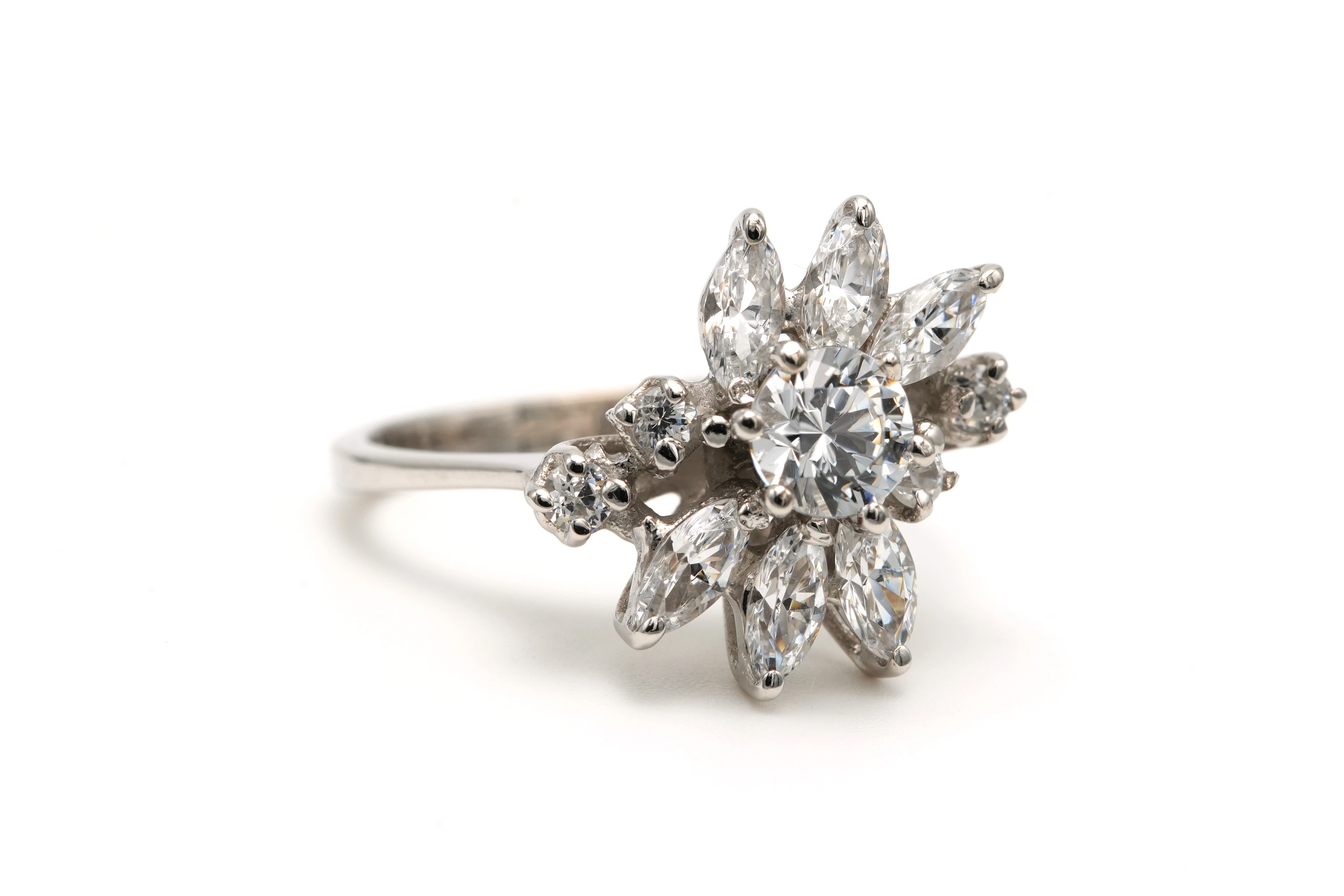 Bague contemporaine en or blanc 14 carats sertie de zirconiums - - 6
