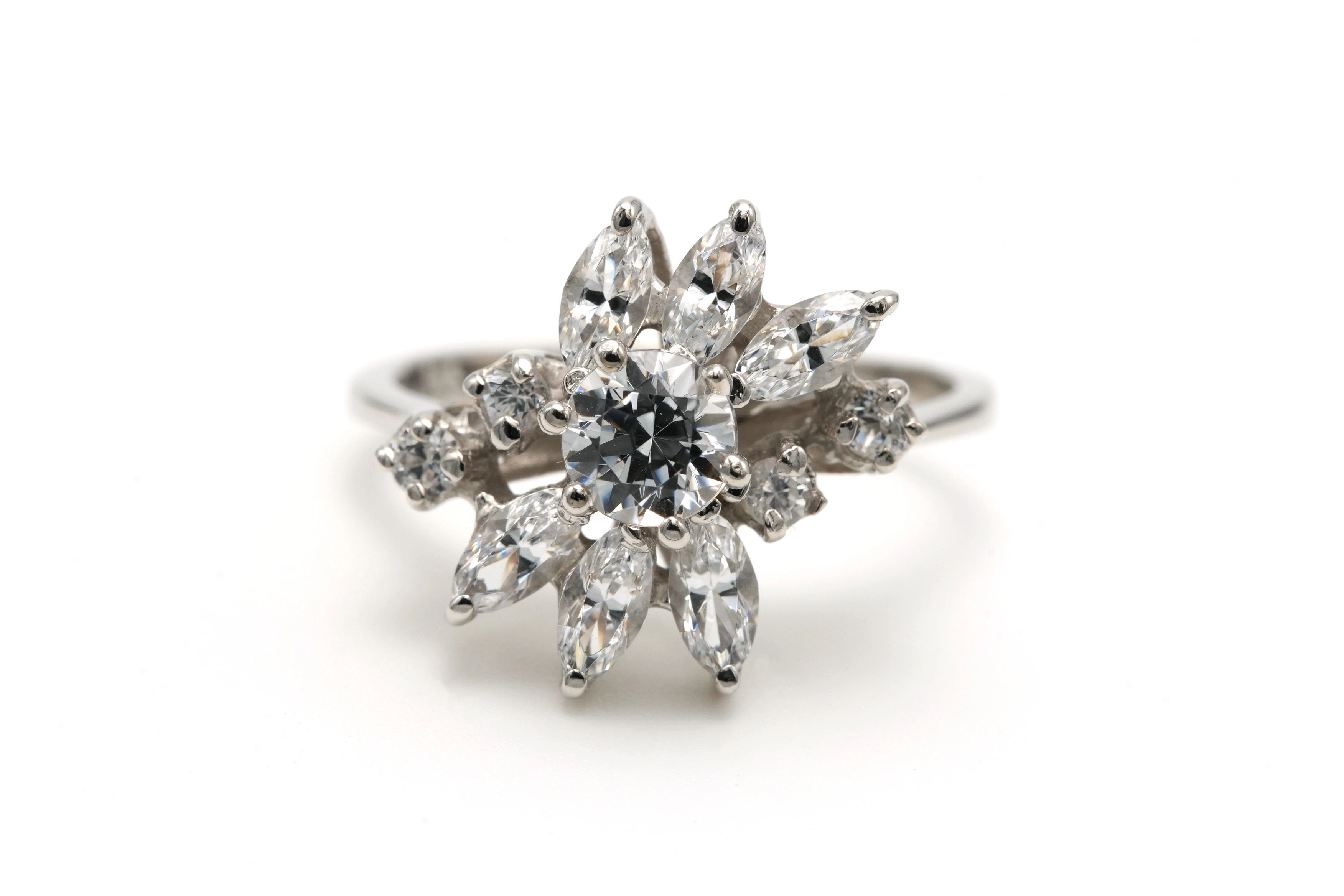 Bague contemporaine en or blanc 14 carats sertie de zirconiums - 1