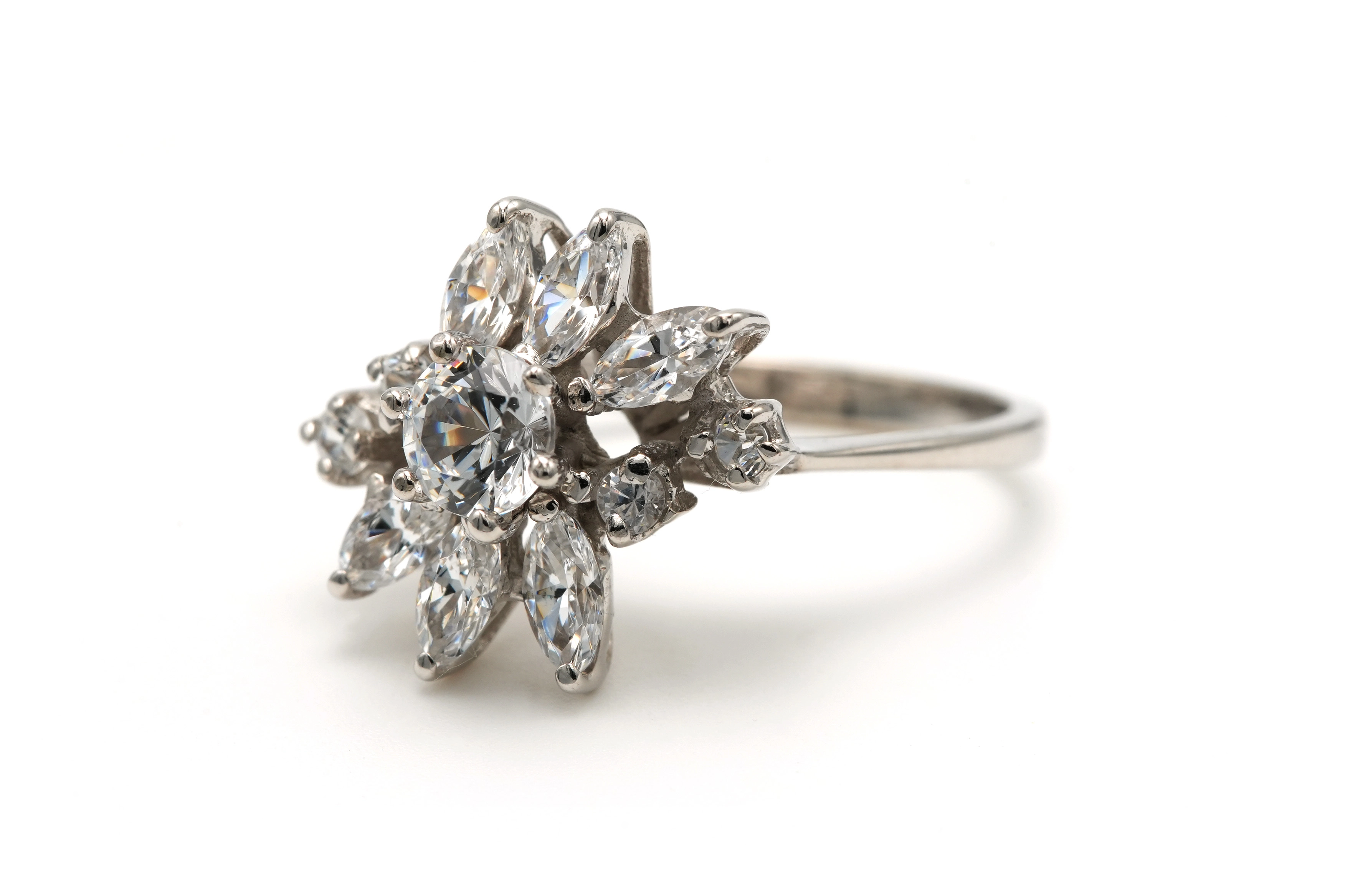 Bague contemporaine en or blanc 14 carats sertie de zirconiums - 2