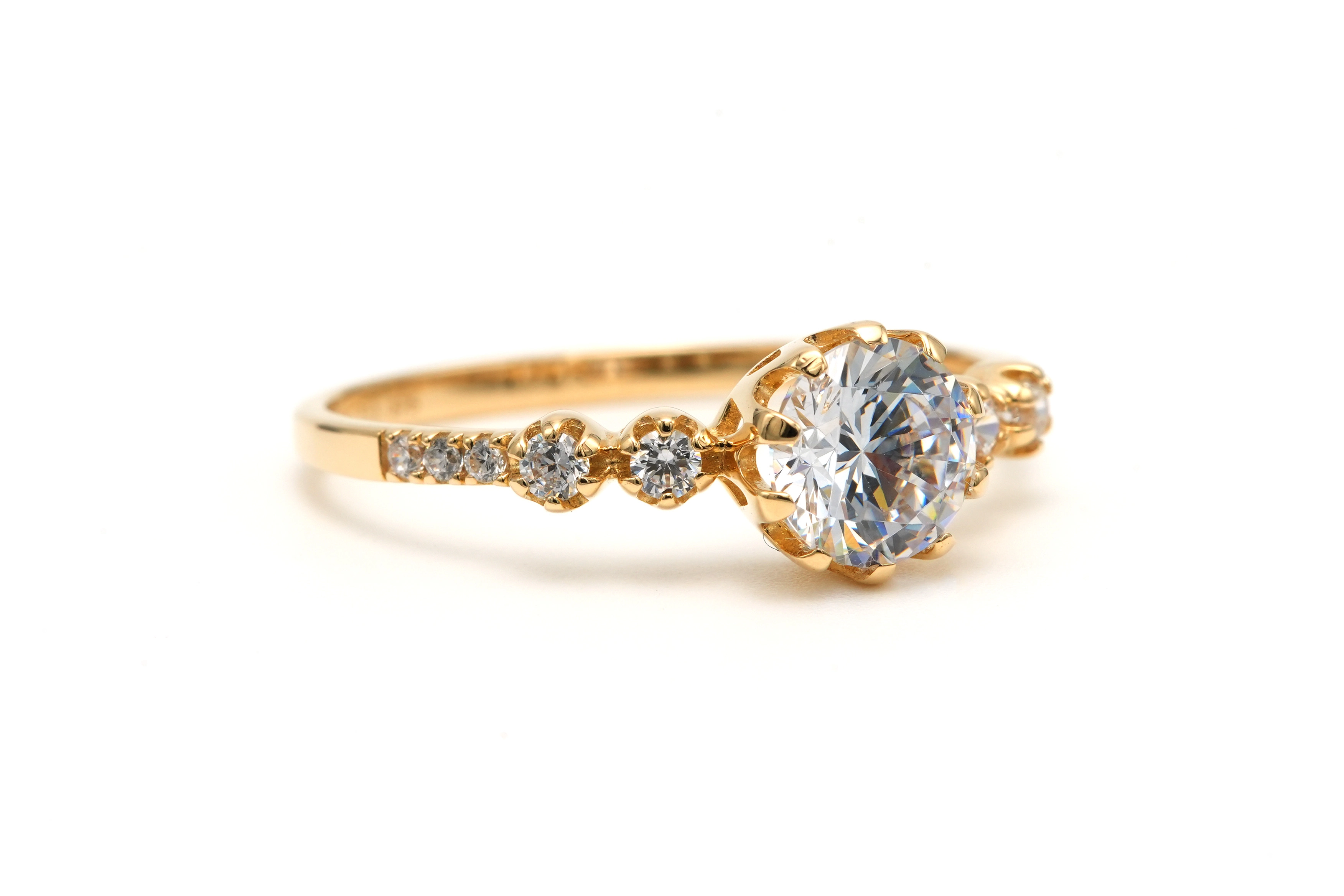 Bague contemporaine en or jaune 9 carats sertie de zirconiums - - 6