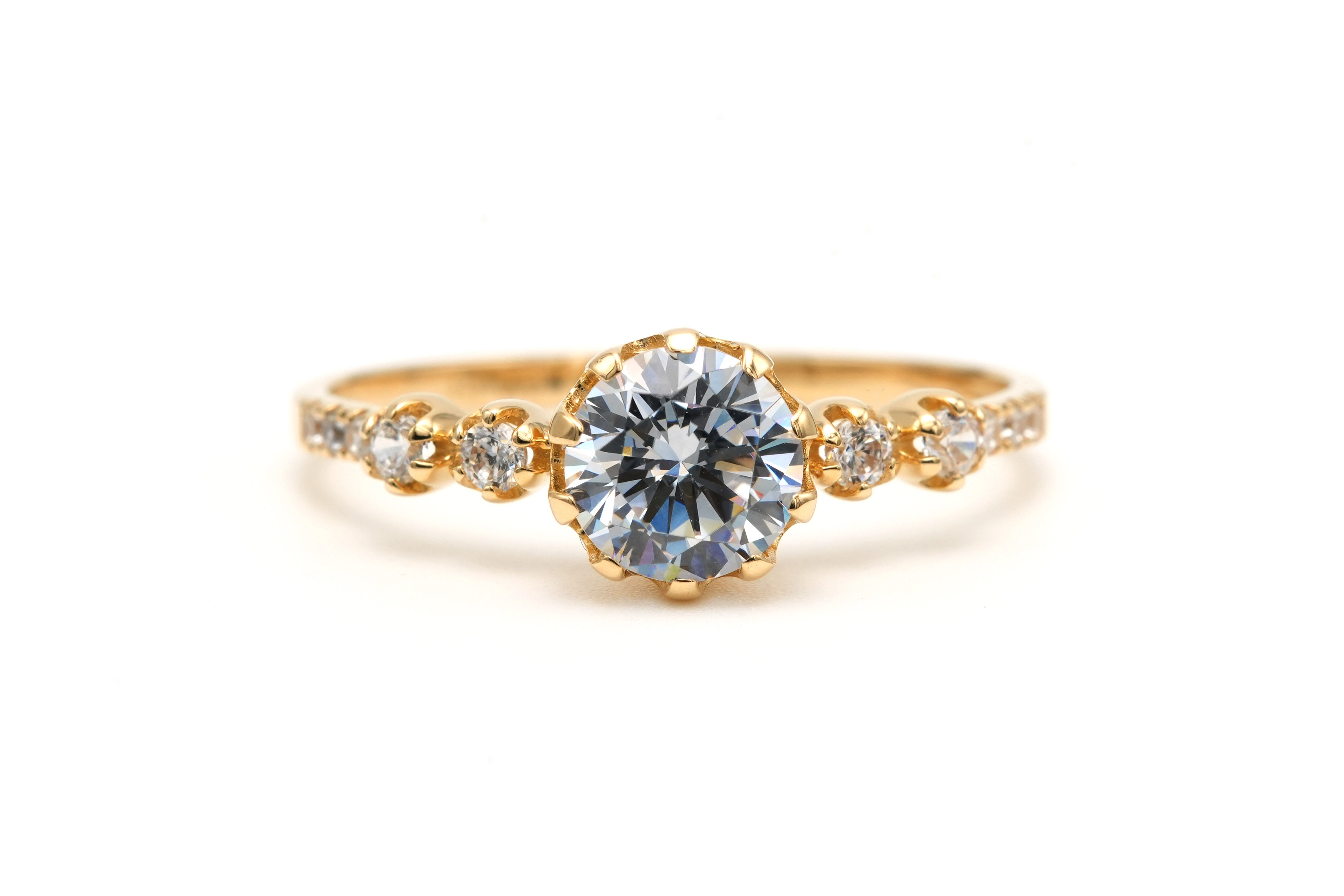 Bague contemporaine en or jaune 9 carats sertie de zirconiums - - 1