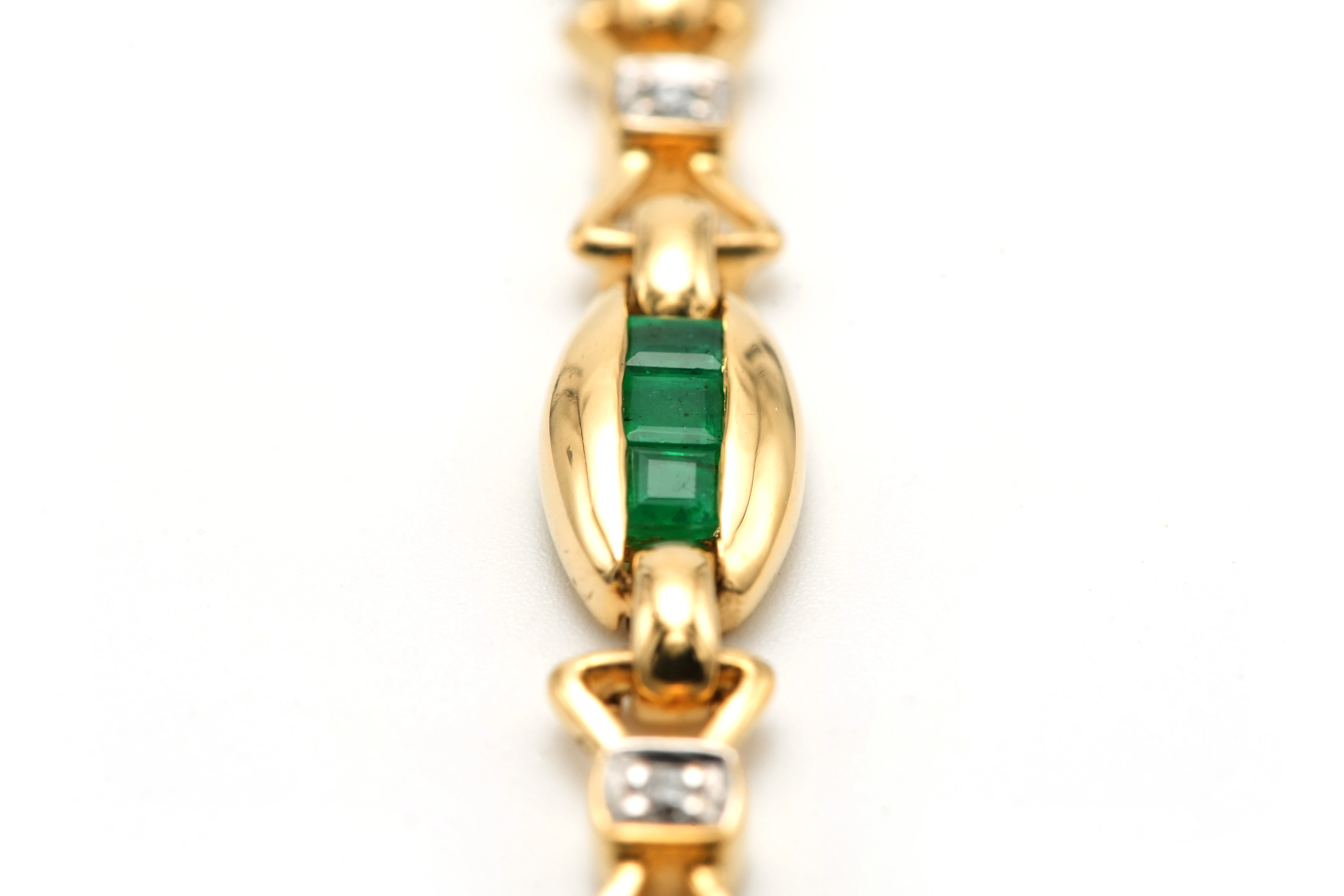 Bracelet contemporain en or jaune 18 carats serti d'émeraudes et de diamants "taille" brillant (+-0.112ct) - - 5