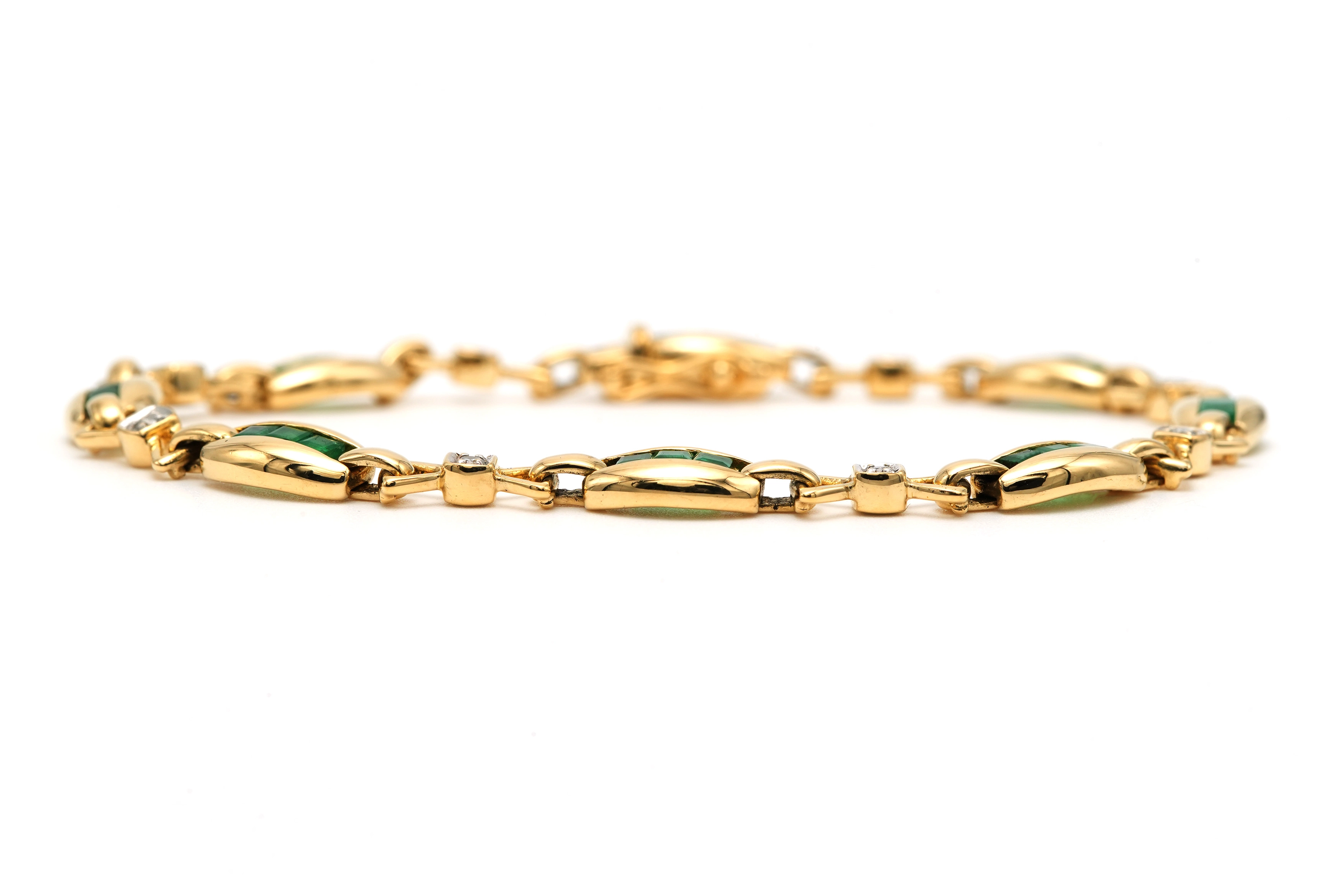 Bracelet contemporain en or jaune 18 carats serti d'émeraudes et de diamants "taille" brillant (+-0.112ct) - - 2