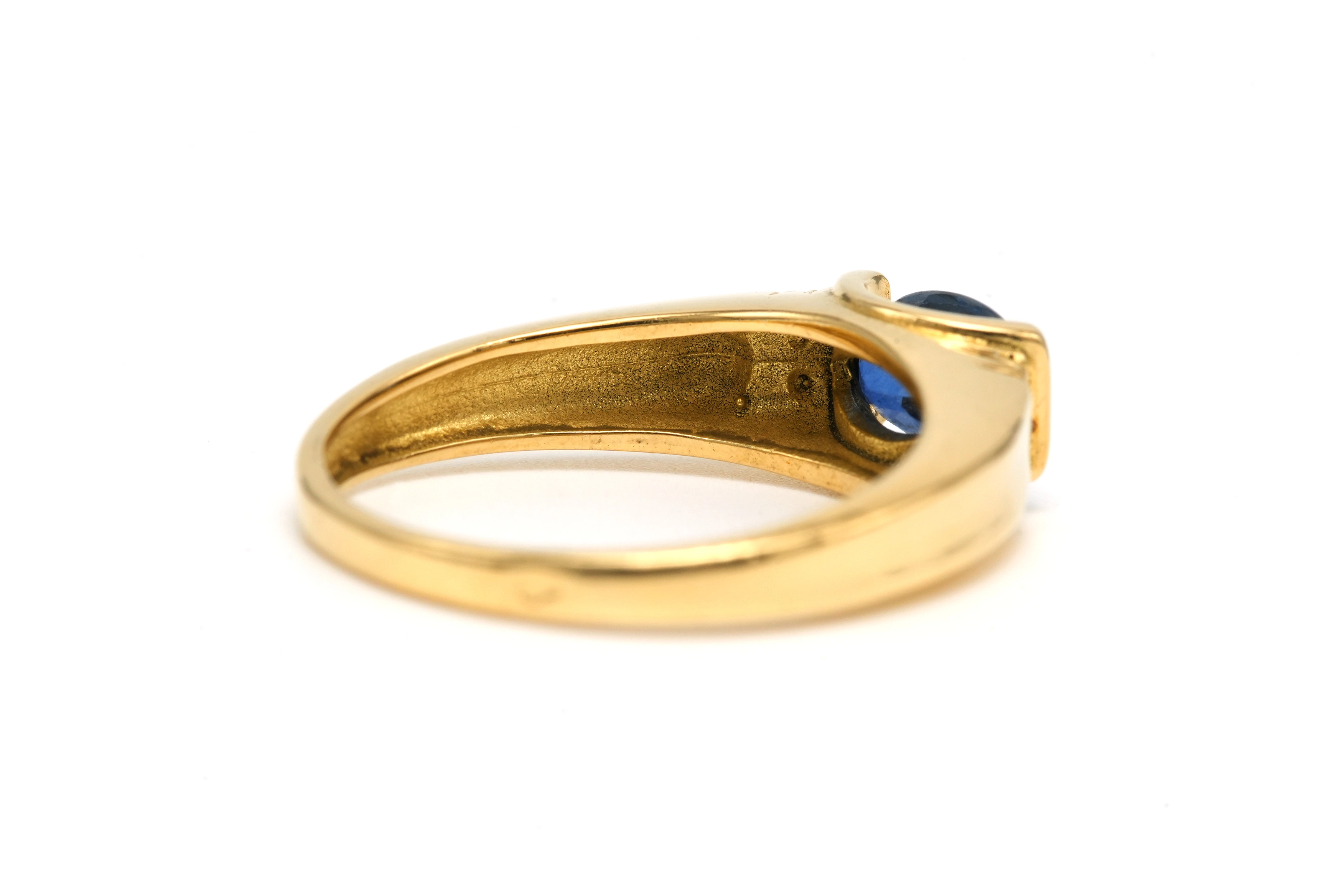 Bague contemporaine en or jaune 18 carats sertie d'un saphir et de diamants "taille" brillant (+-0.028ct) - - 5