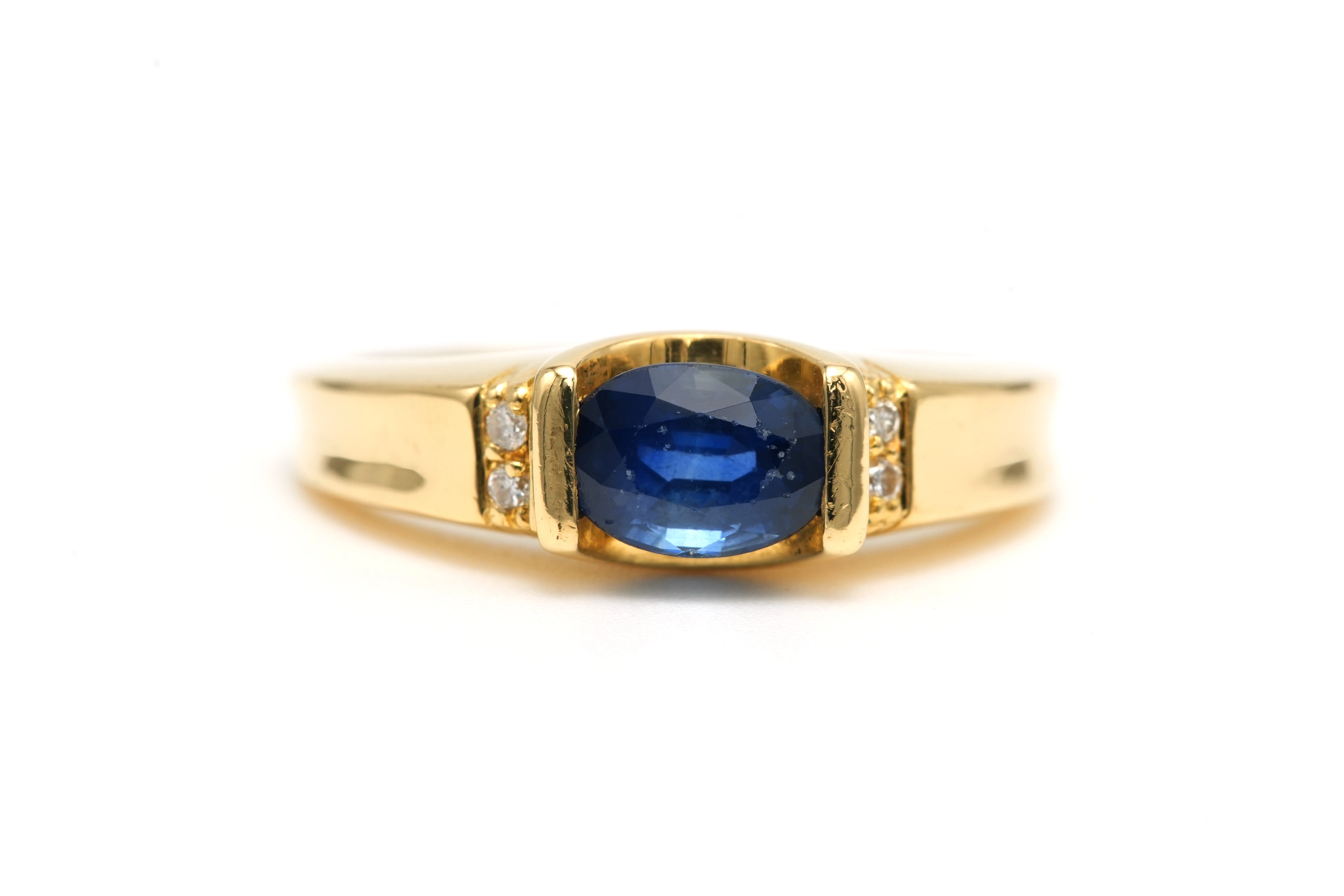 Bague contemporaine en or jaune 18 carats sertie d'un saphir et de diamants "taille" brillant (+-0.028ct) - - 1