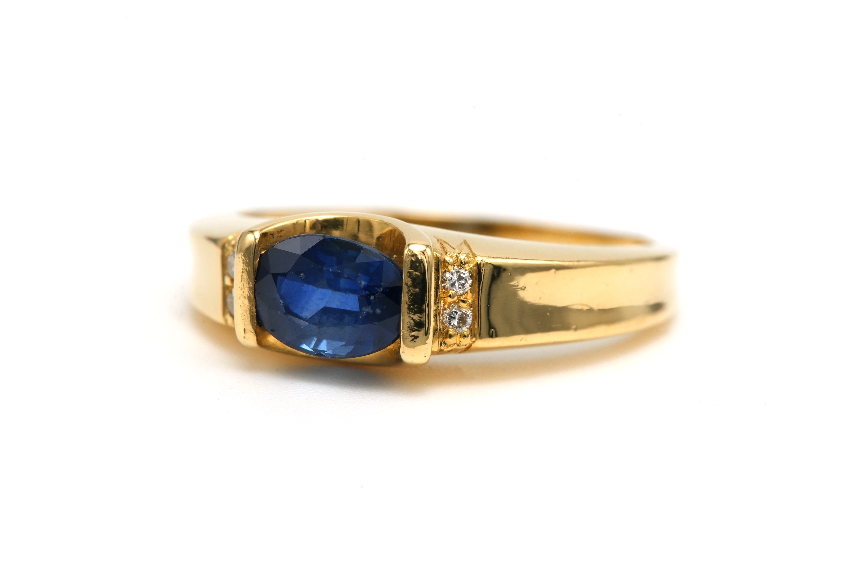 Bague contemporaine en or jaune 18 carats sertie d'un saphir et de diamants "taille" brillant (+-0.028ct) - - 2