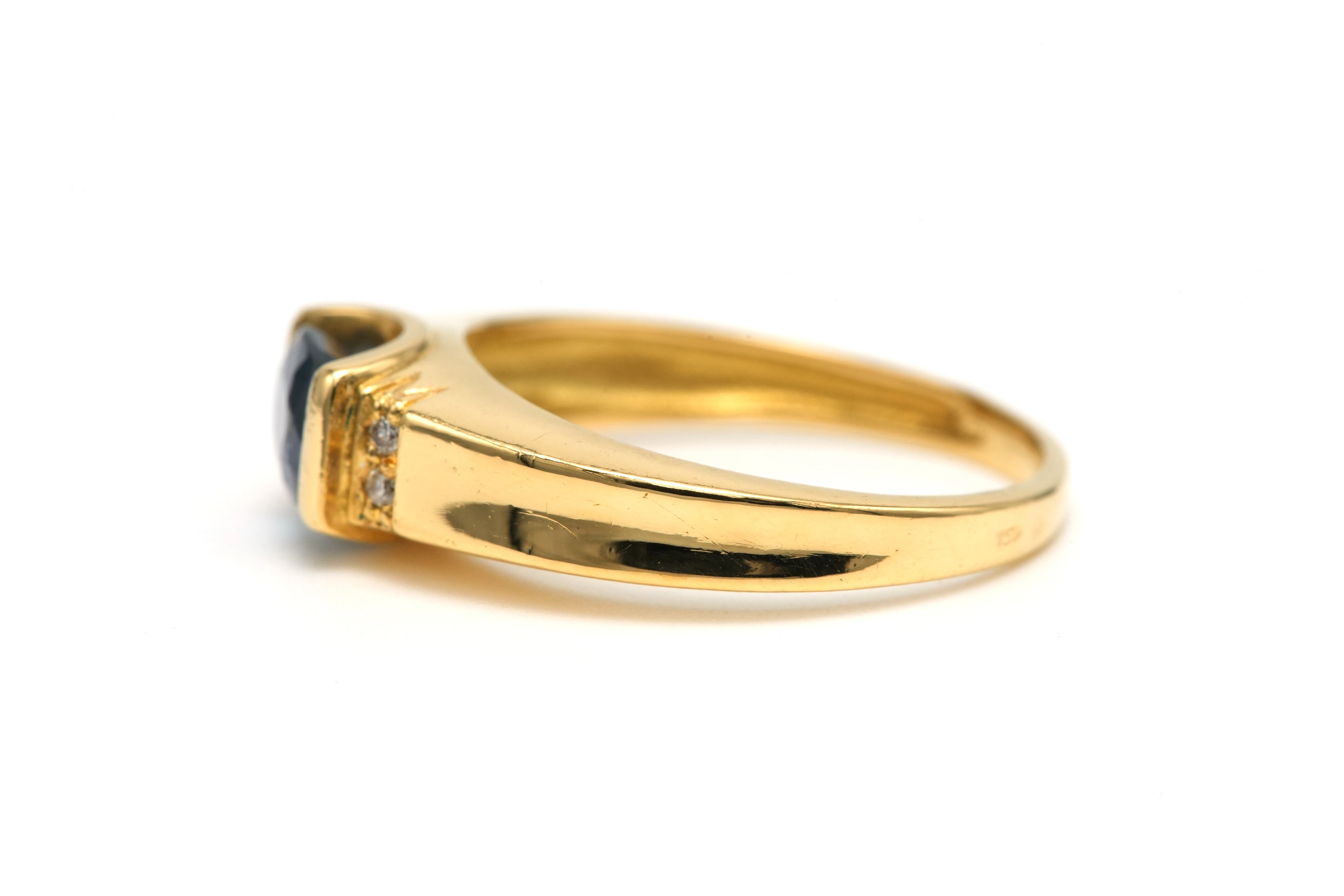 Bague contemporaine en or jaune 18 carats sertie d'un saphir et de diamants "taille" brillant (+-0.028ct) - - 3