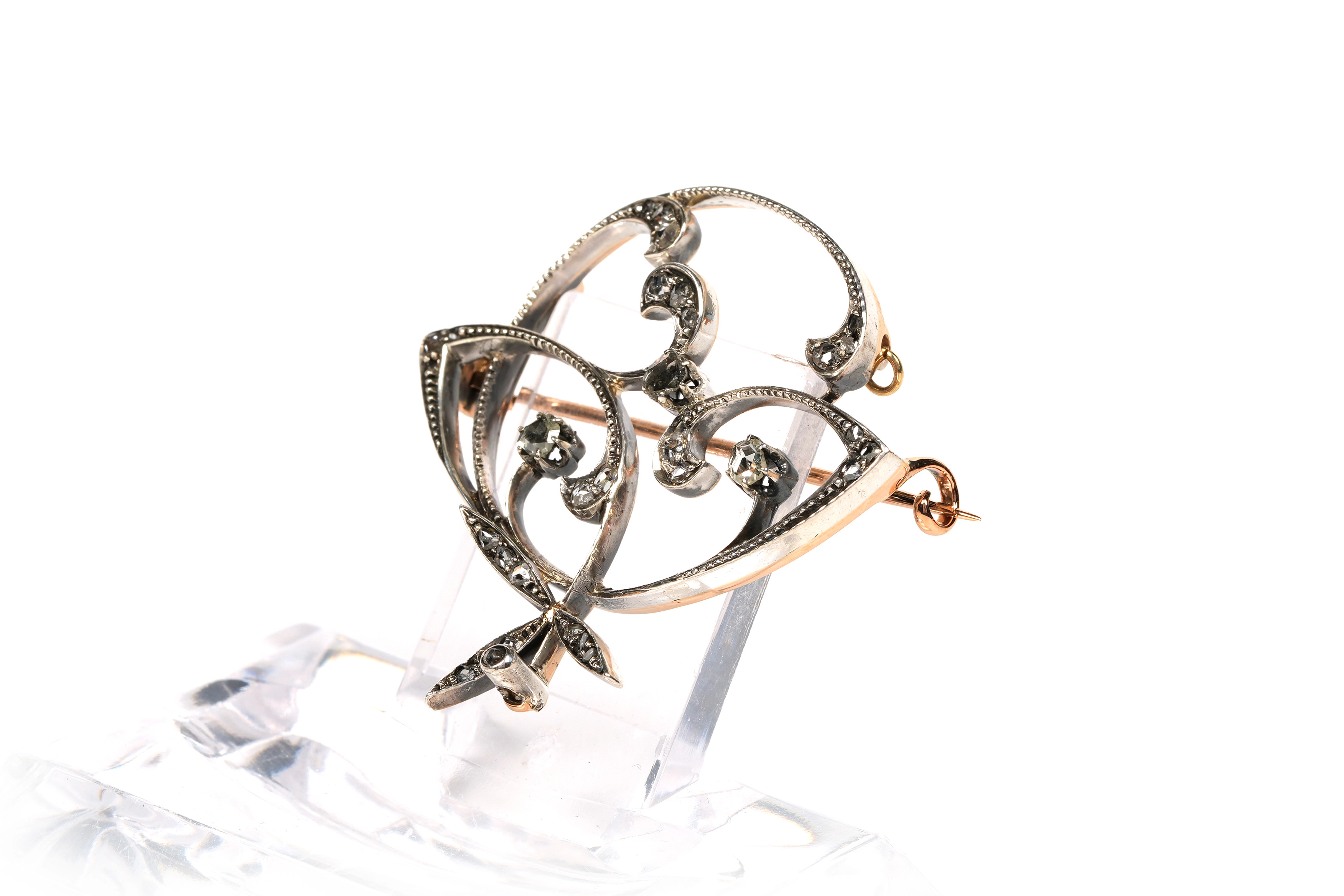 Broche Art Nouveau en or jaune et blanc 18 carats sertie de diamants "taille" rose - 2