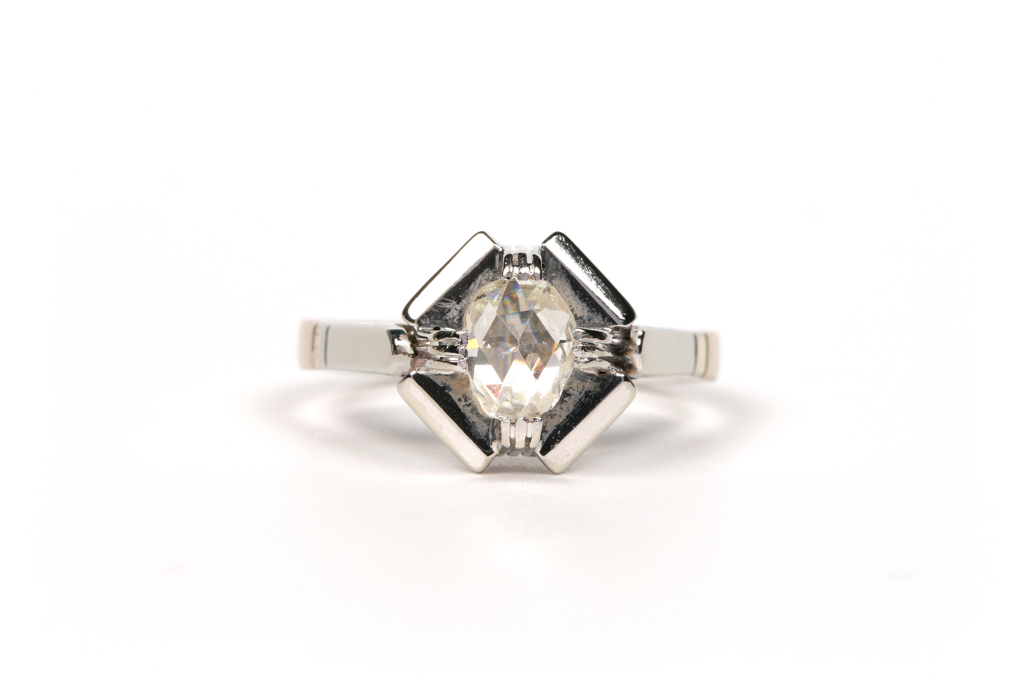 Bague Art Déco en or blanc 18 carats sertie d'un diamant "taille" rose - - 1