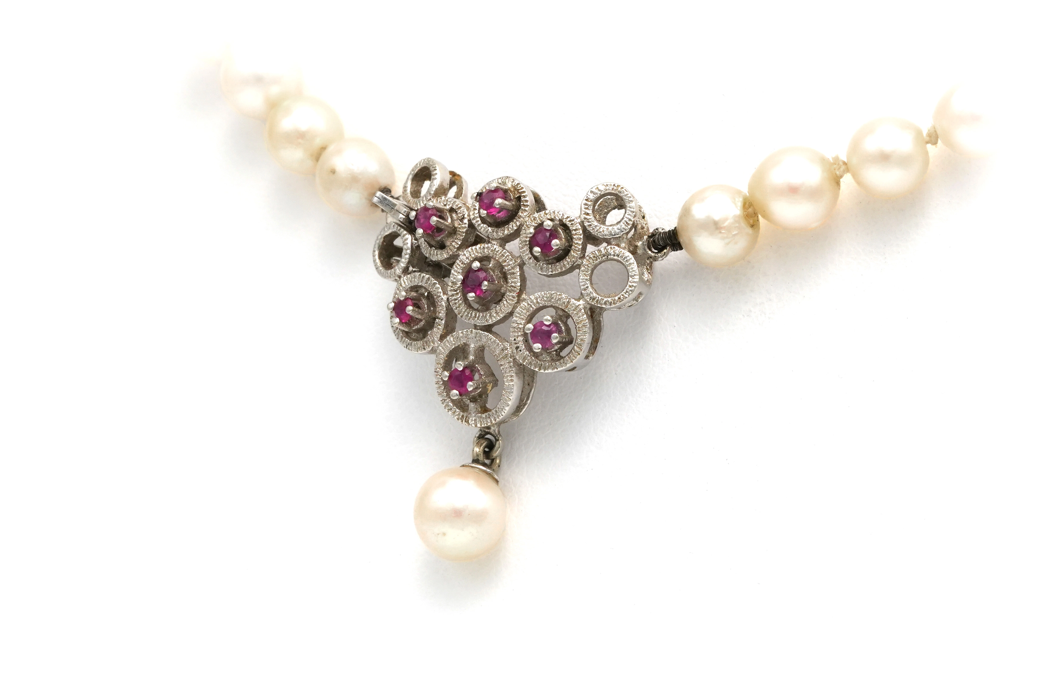 Collier Années 70 en or blanc 18 carats, perles et rubis - 2