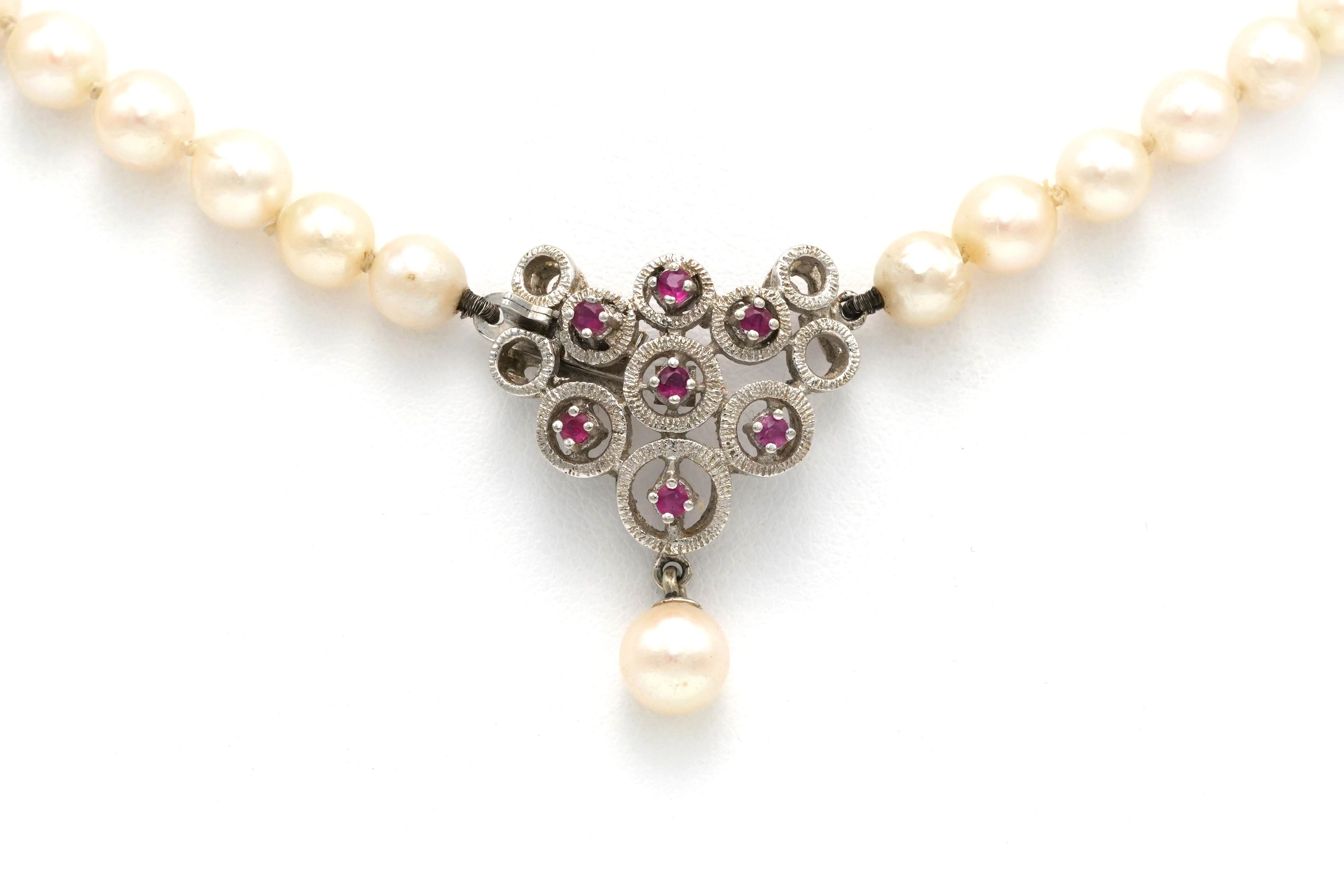 Collier Années 70 en or blanc 18 carats, perles et rubis - 1