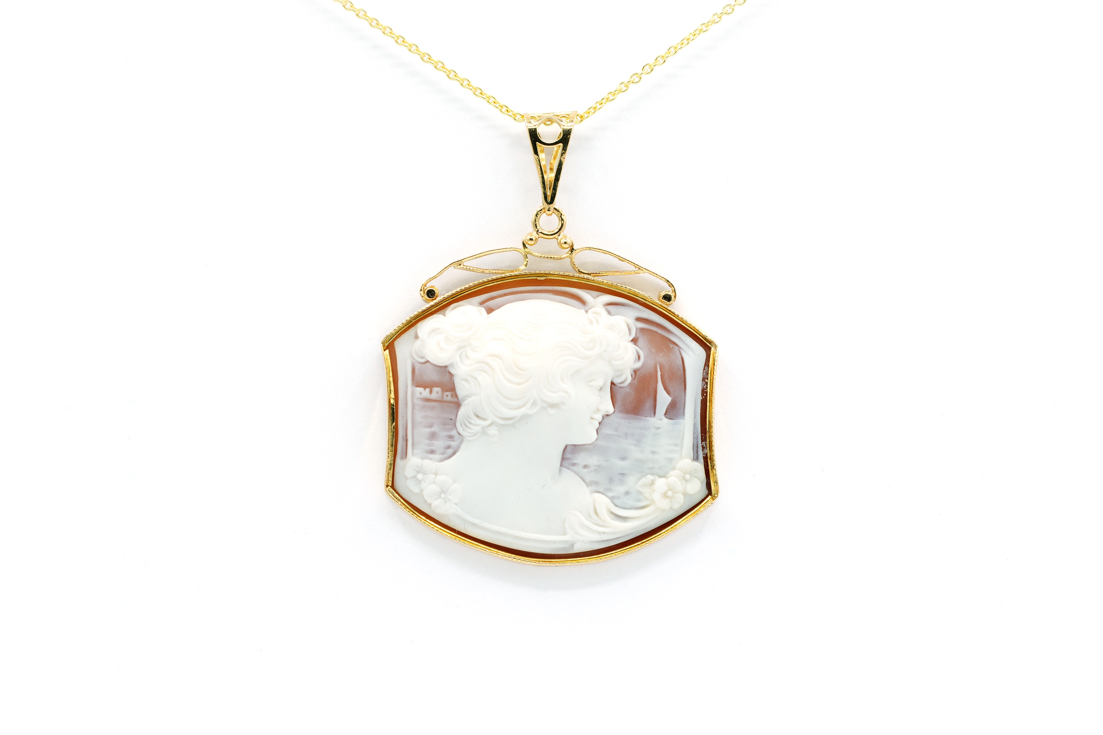 Pendentif Art Nouveau en or jaune 18 carats serti d'un camée coquillage - 1