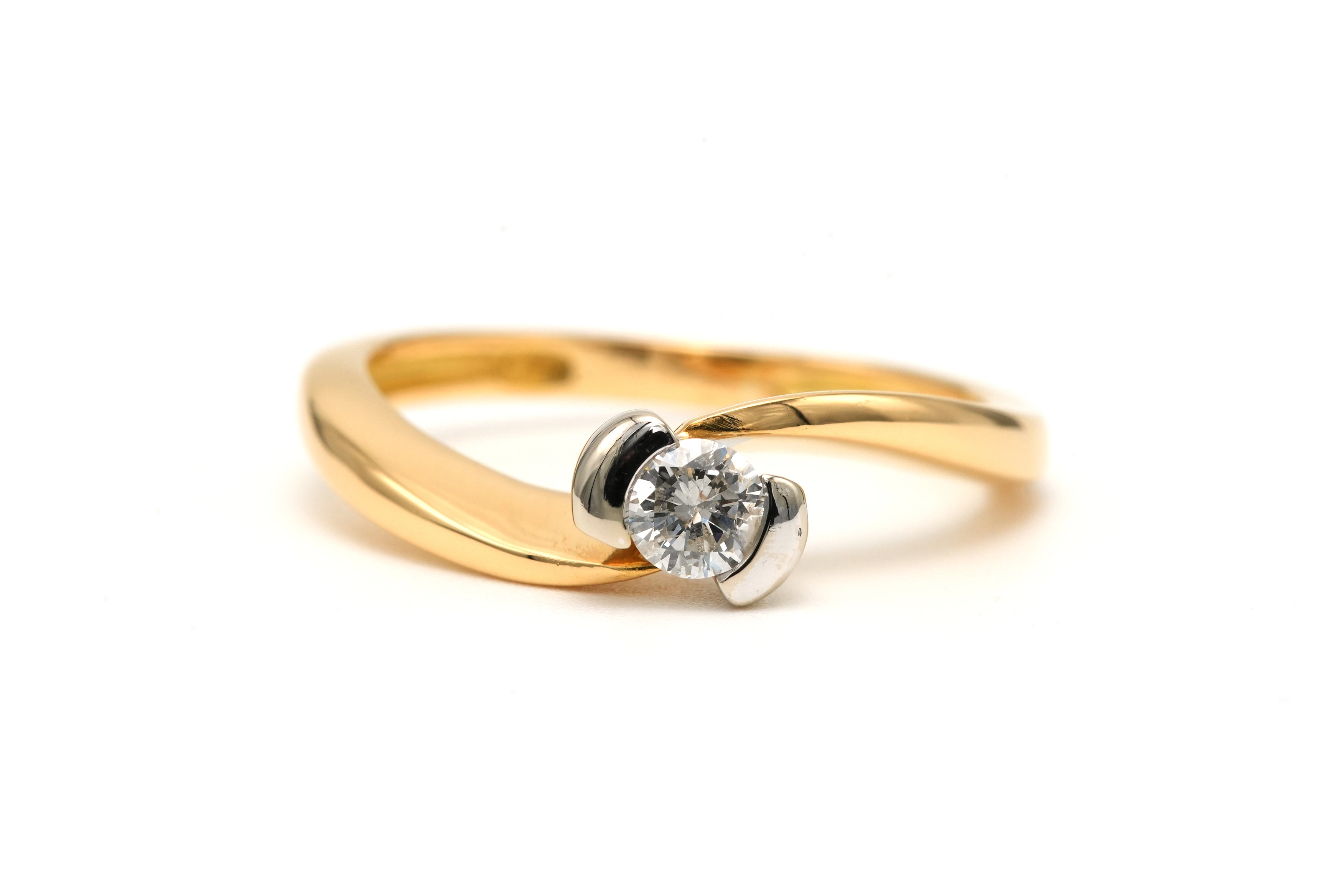 Bague contemporaine en or jaune et blanc 18 carats sertie d'un diamant "taille" brillant (+-0.16ct) - - 1
