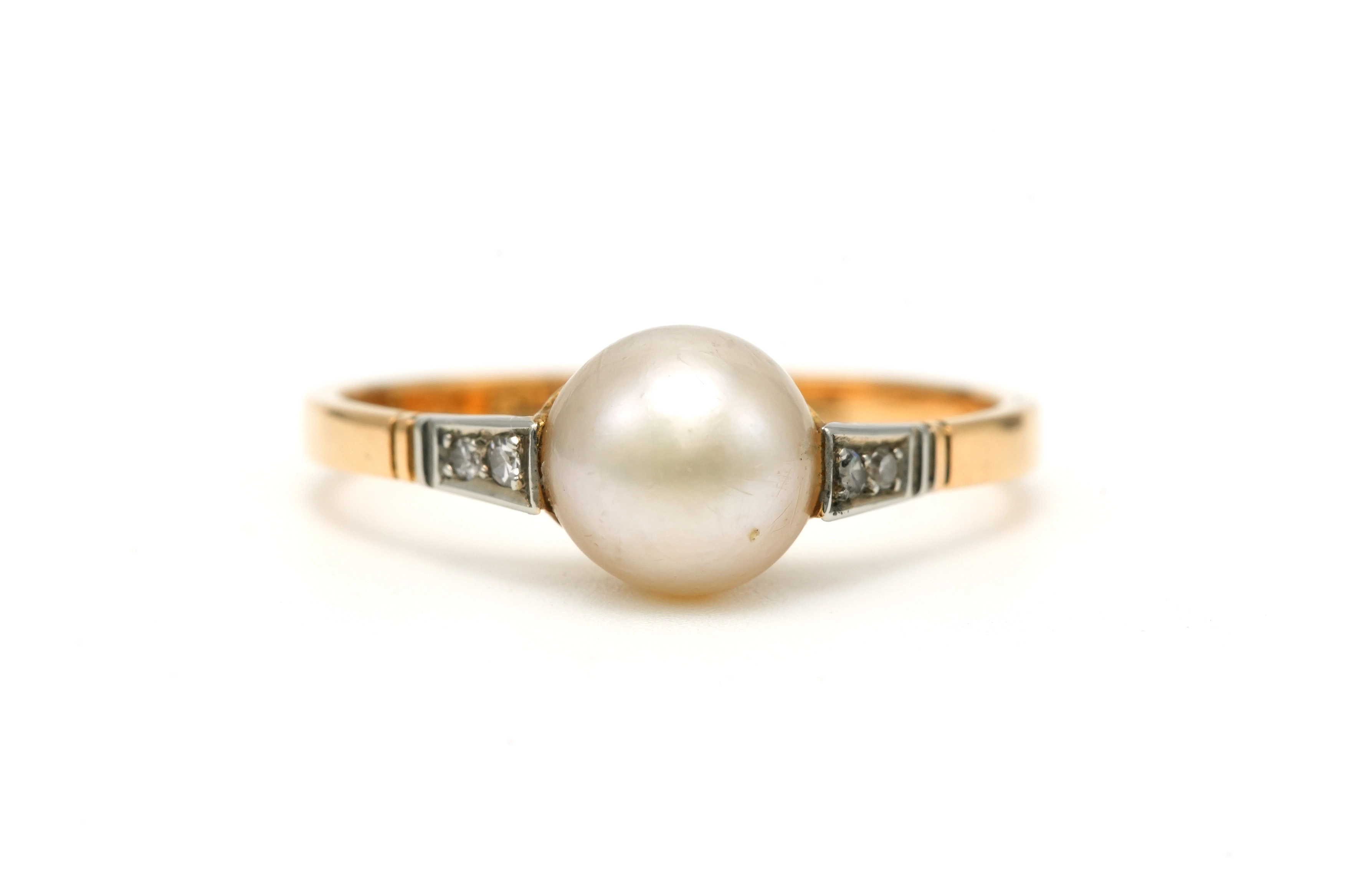 Bague Art Déco en or jaune et blanc 18 carats sertie d'une perle et de diamants "taille" rose - - 1