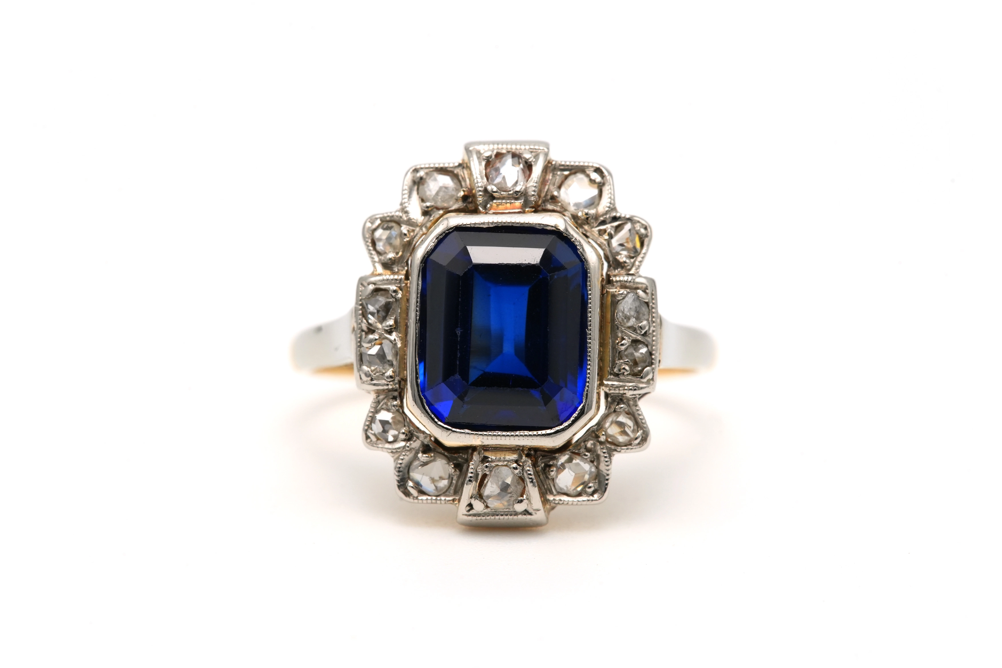 Bague Art Déco en or jaune et blanc 18 carats sertie d'un saphir de synthèse et de diamants "taille" rose - - 1