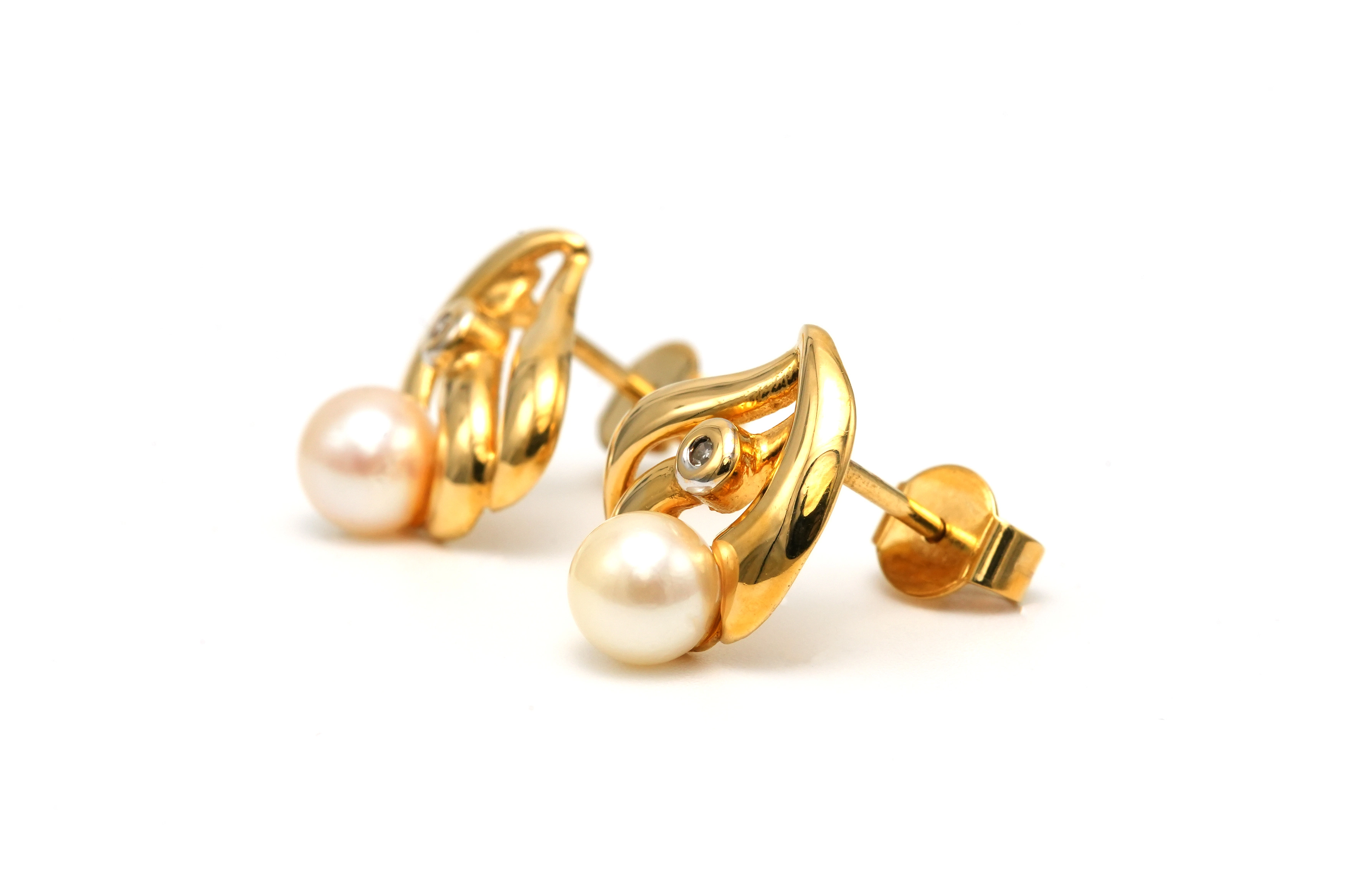 Boucles d'oreilles contemporaines en or jaune 18 carats serties de perles et de diamants "taille" brillant (+-0.01ct) - 3