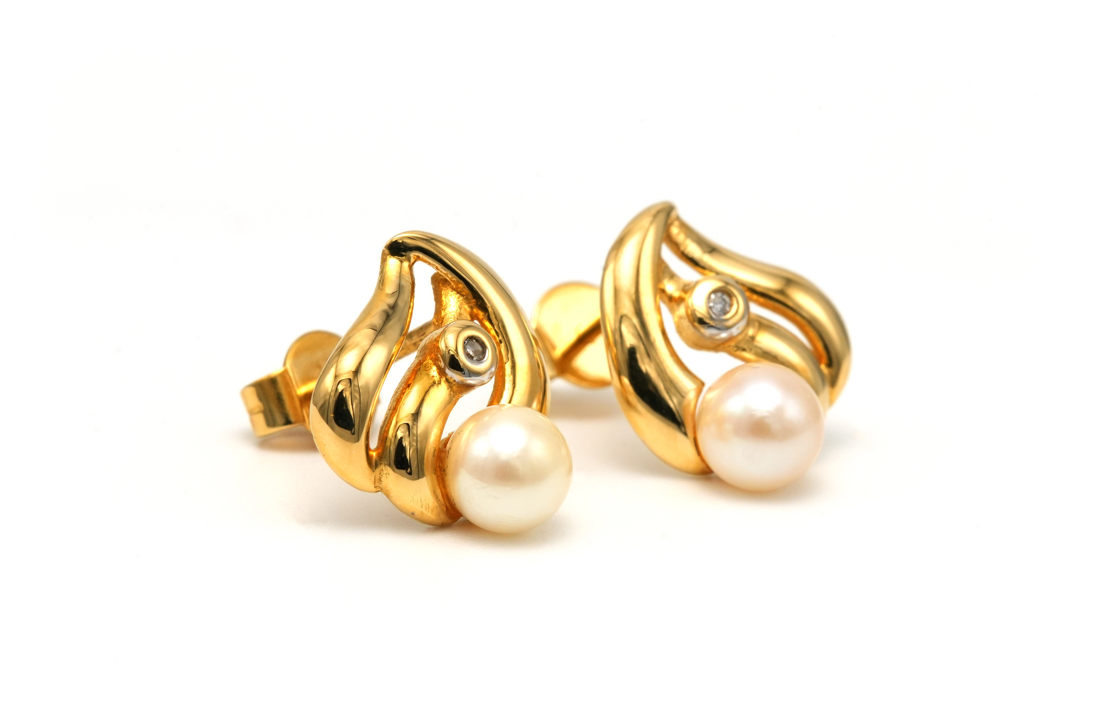 Boucles d'oreilles contemporaines en or jaune 18 carats serties de perles et de diamants "taille" brillant (+-0.01ct) - 6